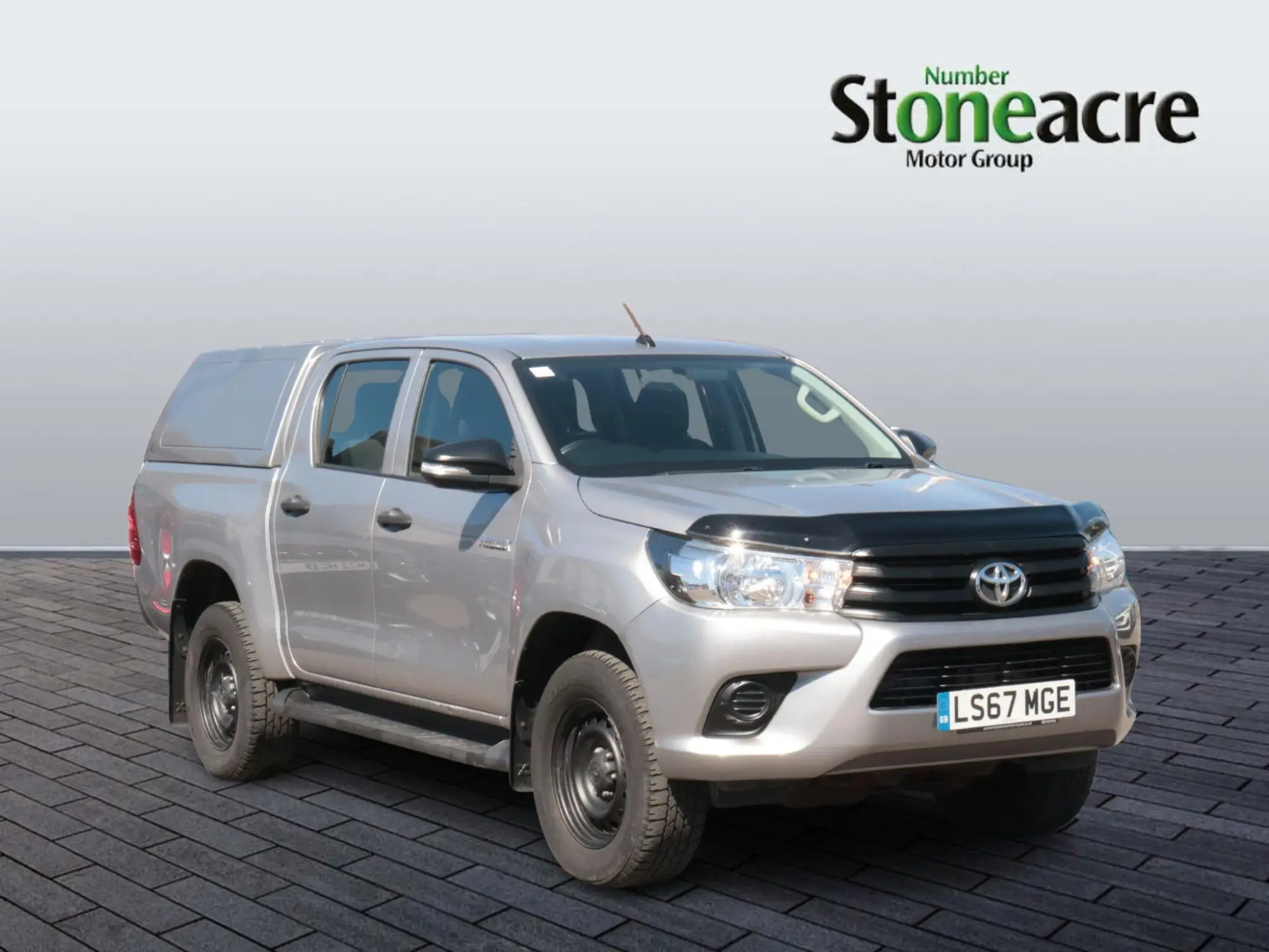 Toyota Hilux 2.4 D-4D Active 4WD Euro 6 4dr (3.5t) LS67MGE Image 1