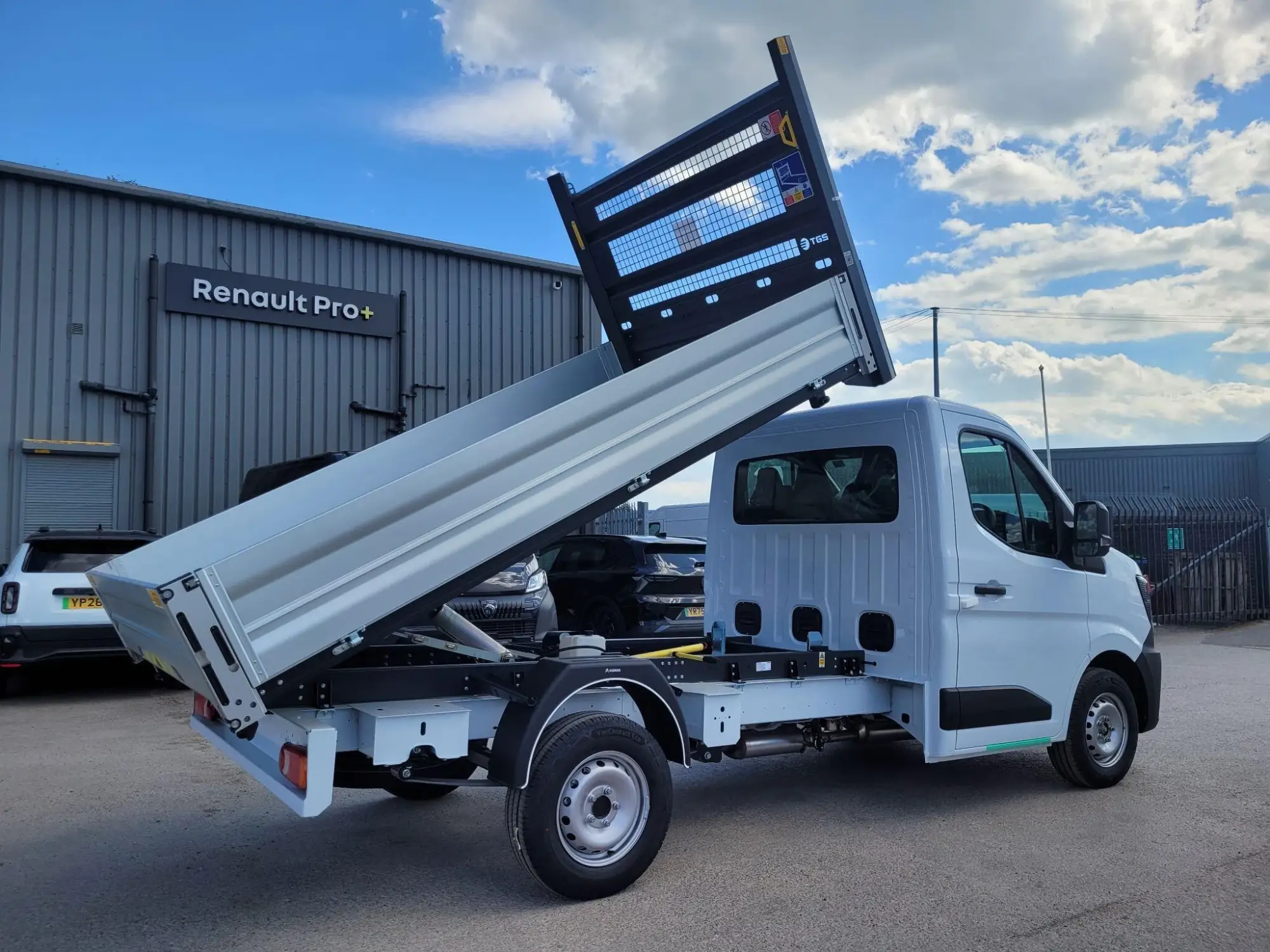 Renault Master 2.0 dCi ML35 Advance L2 H1 Euro 6 (s/s) 2dr (Aluminium) Image 1