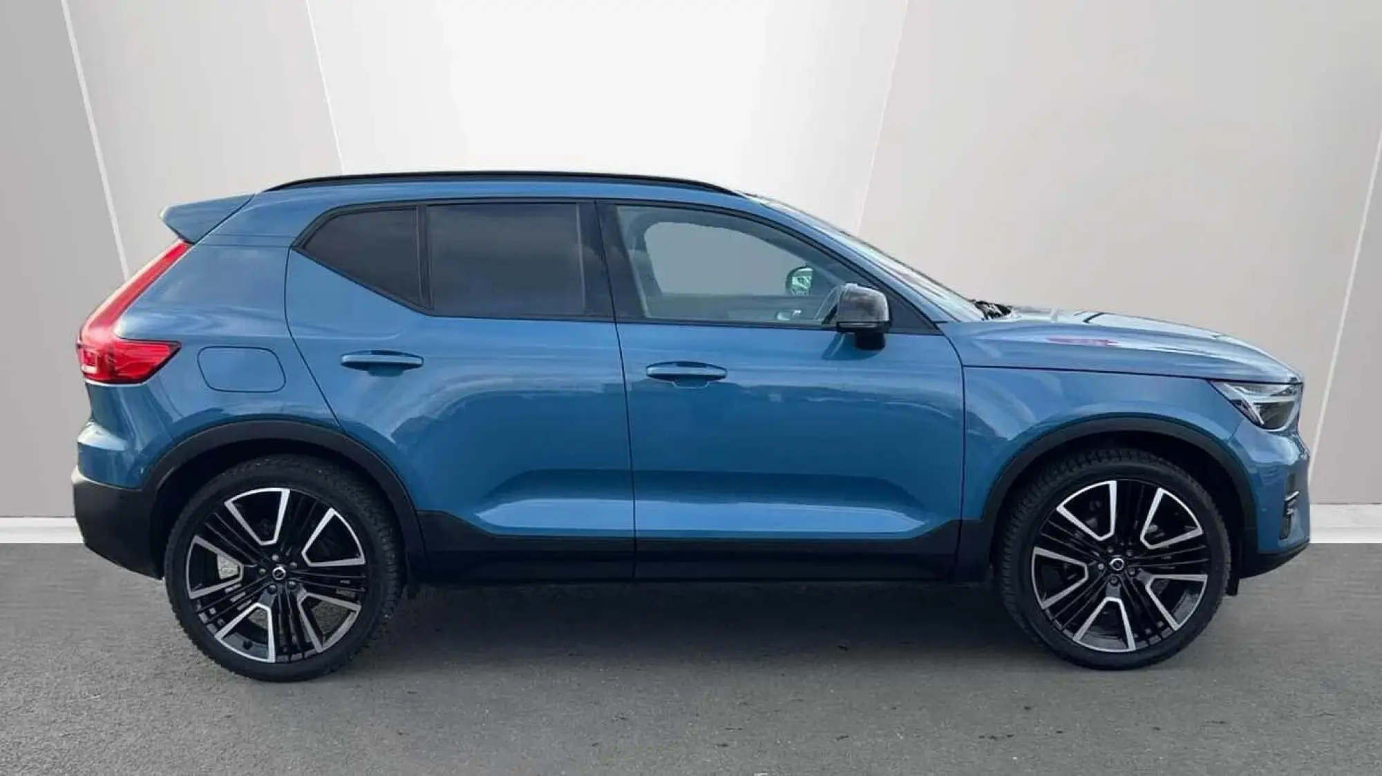 Volvo XC40 2.0 B3 MHEV Ultra Dark DCT Auto Euro 6 (s/s) 5dr RA74KHW Image 3