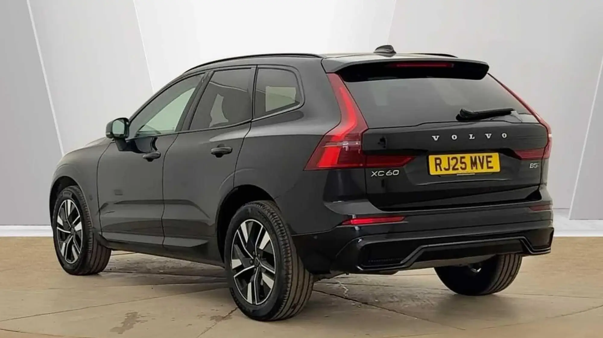 Volvo XC60 2.0 B5 MHEV Plus Pro Auto AWD Euro 6 (s/s) 5dr RJ25MVE Image 3