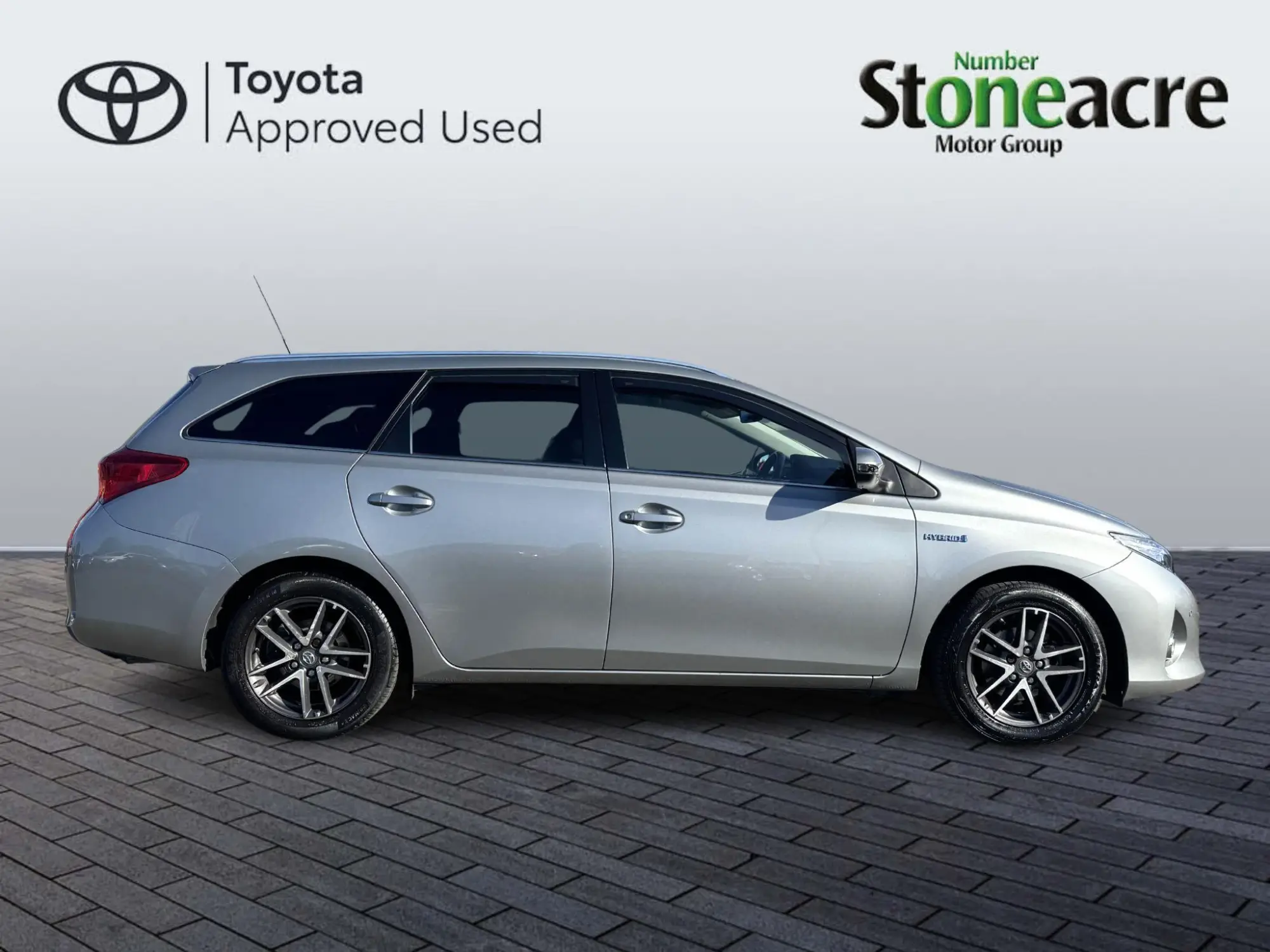 Toyota Auris 1.8 VVT-h Icon+ Touring Sports CVT Euro 5 (s/s) 5dr YO65FZV Image 2