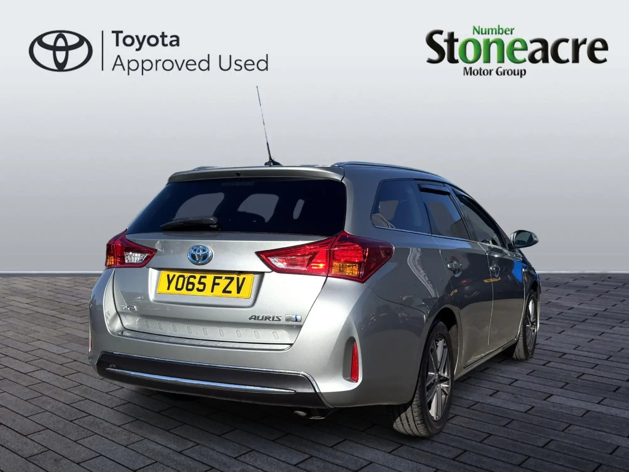 Toyota Auris 1.8 VVT-h Icon+ Touring Sports CVT Euro 5 (s/s) 5dr YO65FZV Image 3