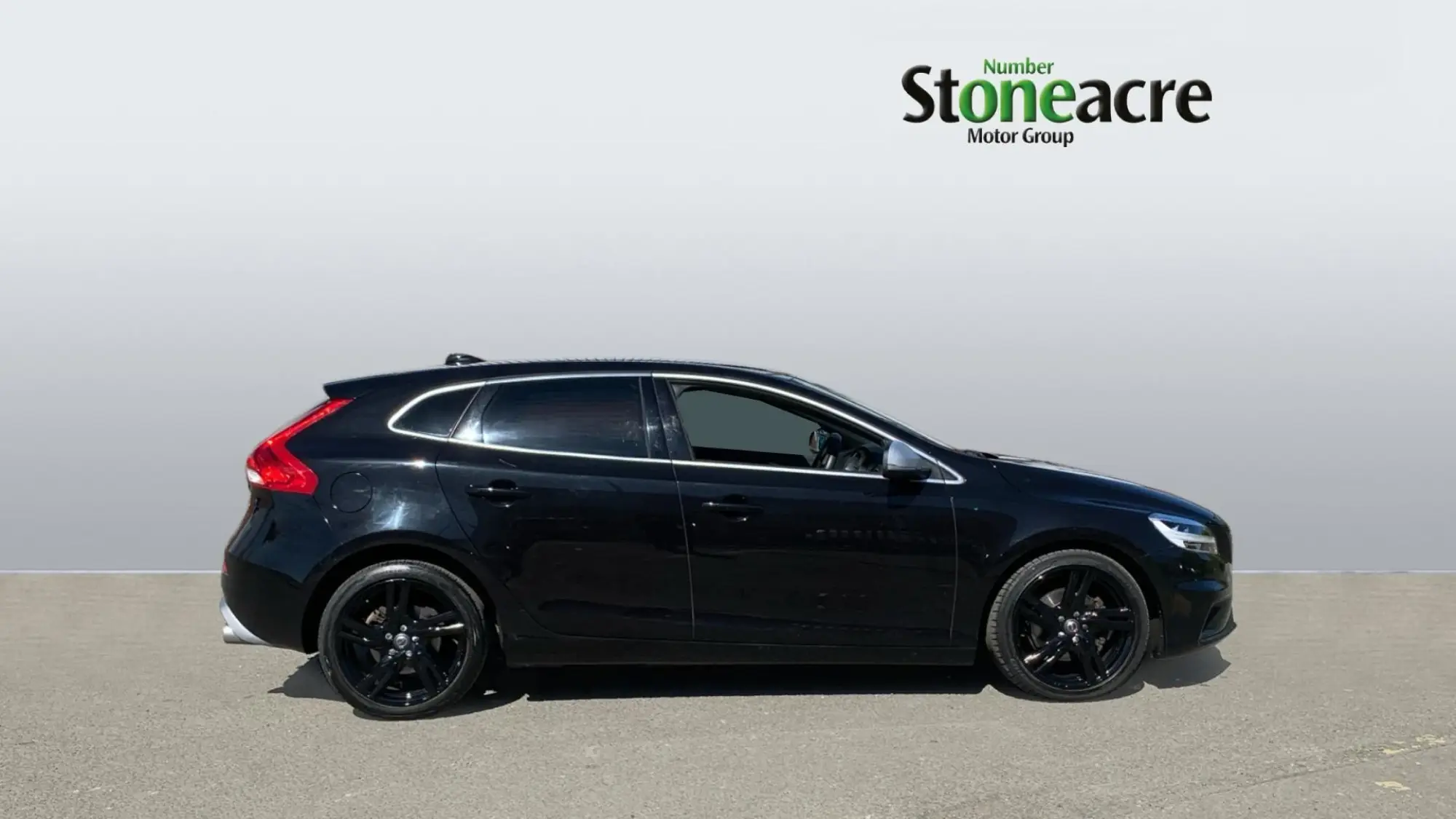 Volvo V40 2.0 T2 GPF R-Design Pro Euro 6 (s/s) 5dr NK68FYS Image 3