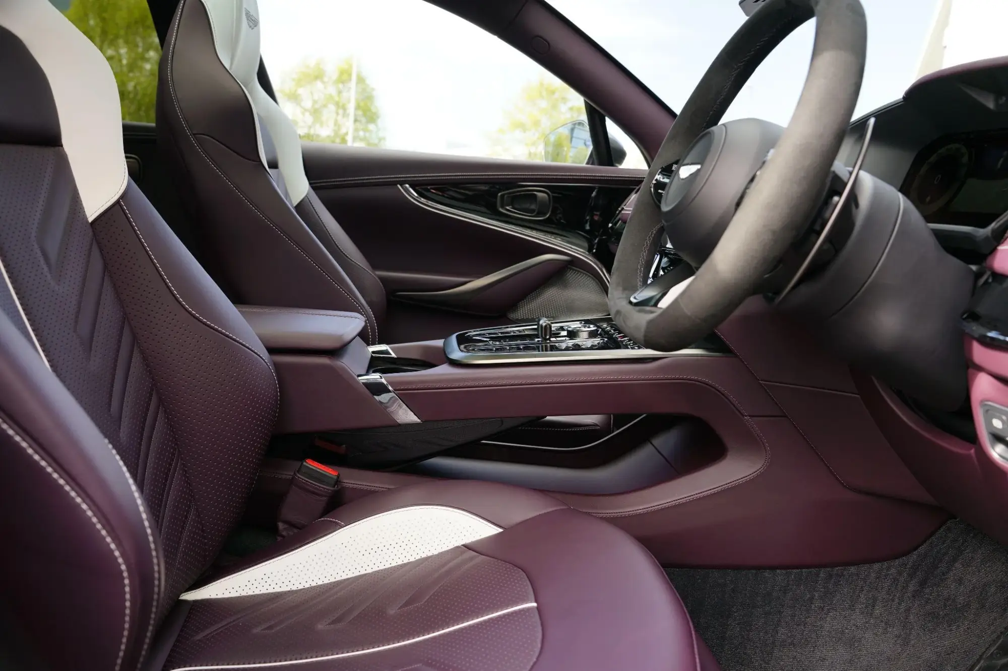 Aston Martin DBX Image 12 Aston Martin DBX Image 12
