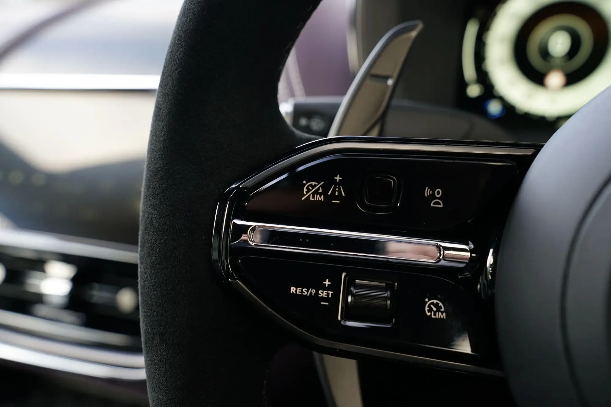 Aston Martin DBX Image 18 Aston Martin DBX Image 18