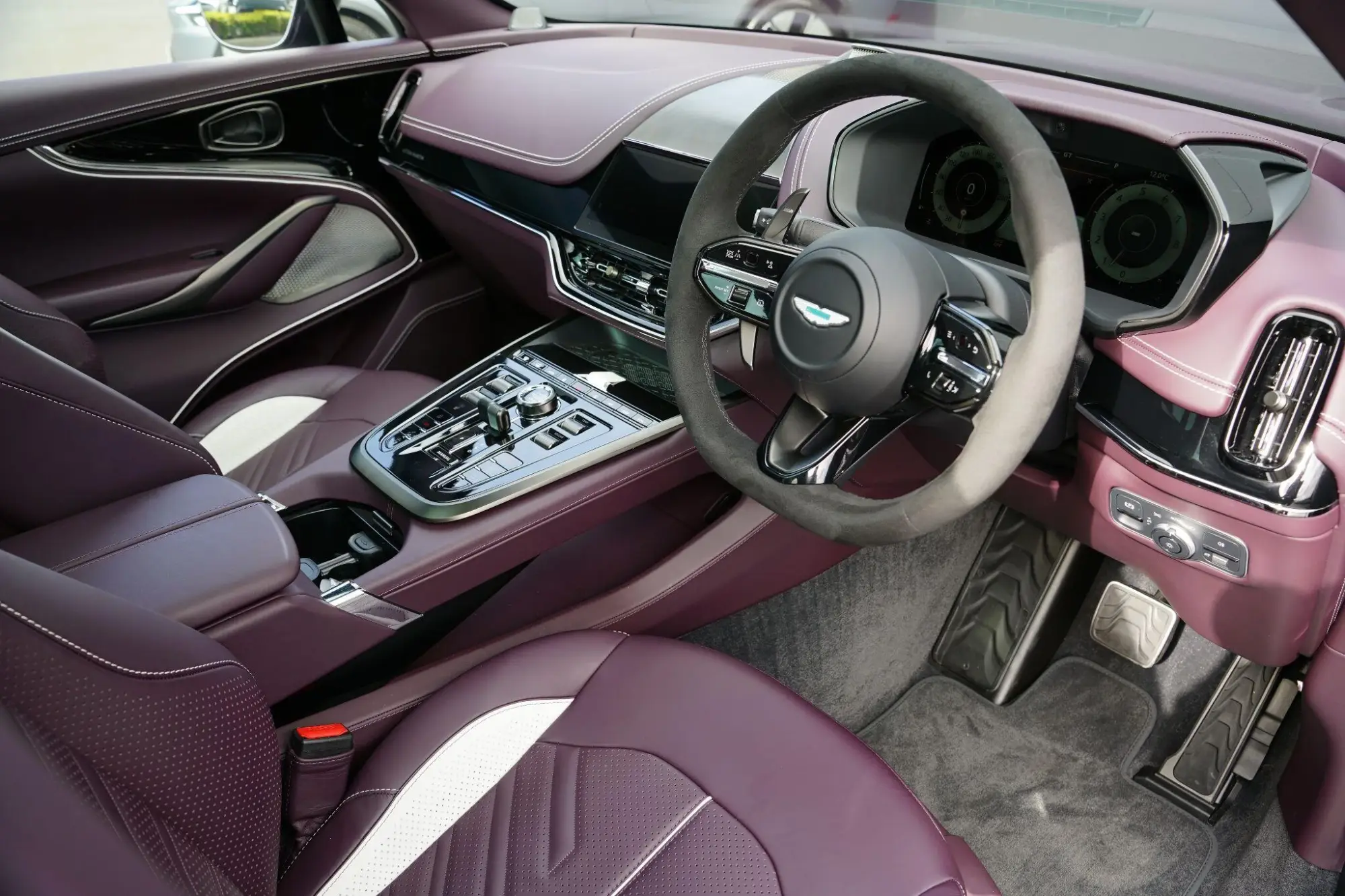Aston Martin DBX Image 28 Aston Martin DBX Image 28