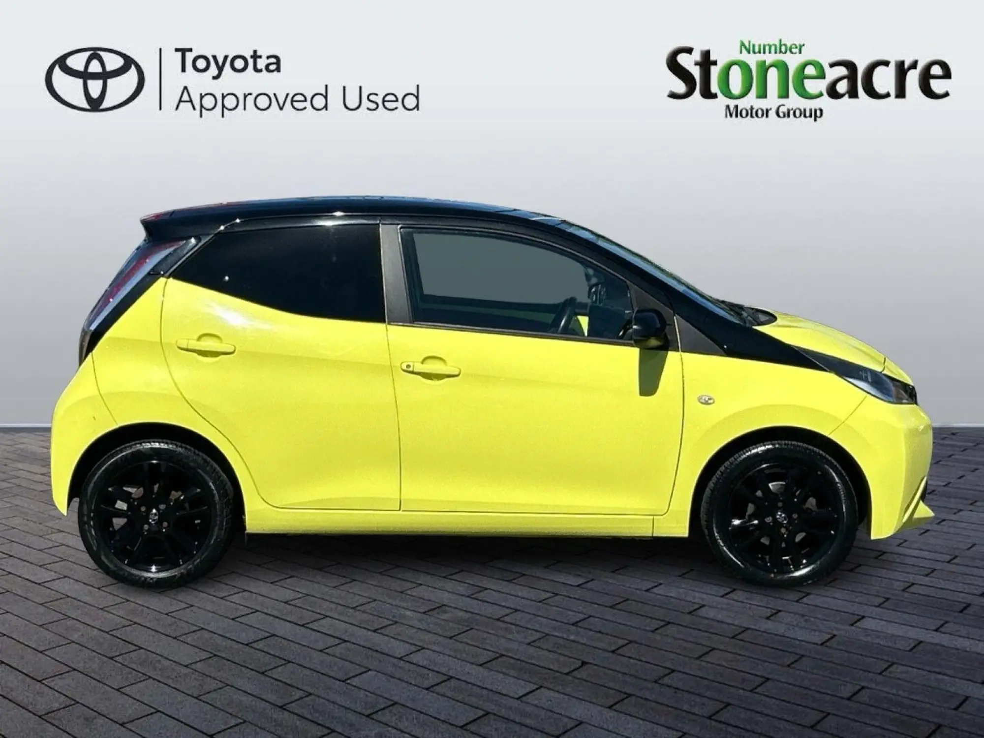Toyota Aygo 1.0 VVT-i x-cite 3 Yellow Bi-Tone Euro 6 5dr LX66VOO Image 2