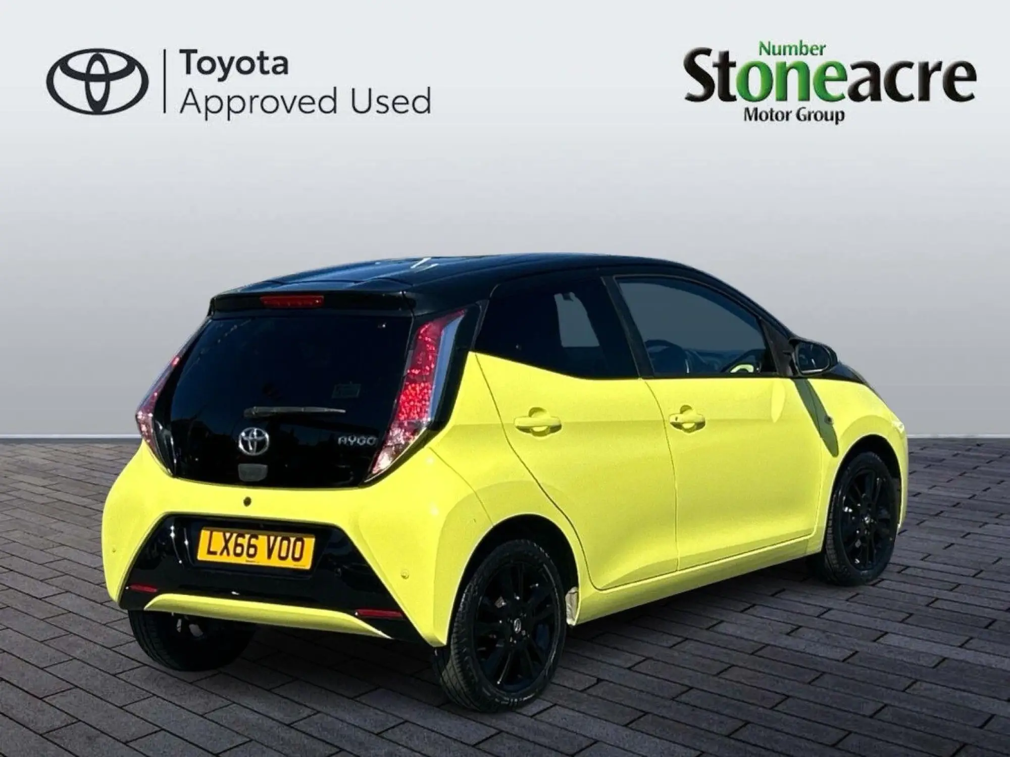 Toyota Aygo 1.0 VVT-i x-cite 3 Yellow Bi-Tone Euro 6 5dr LX66VOO Image 3