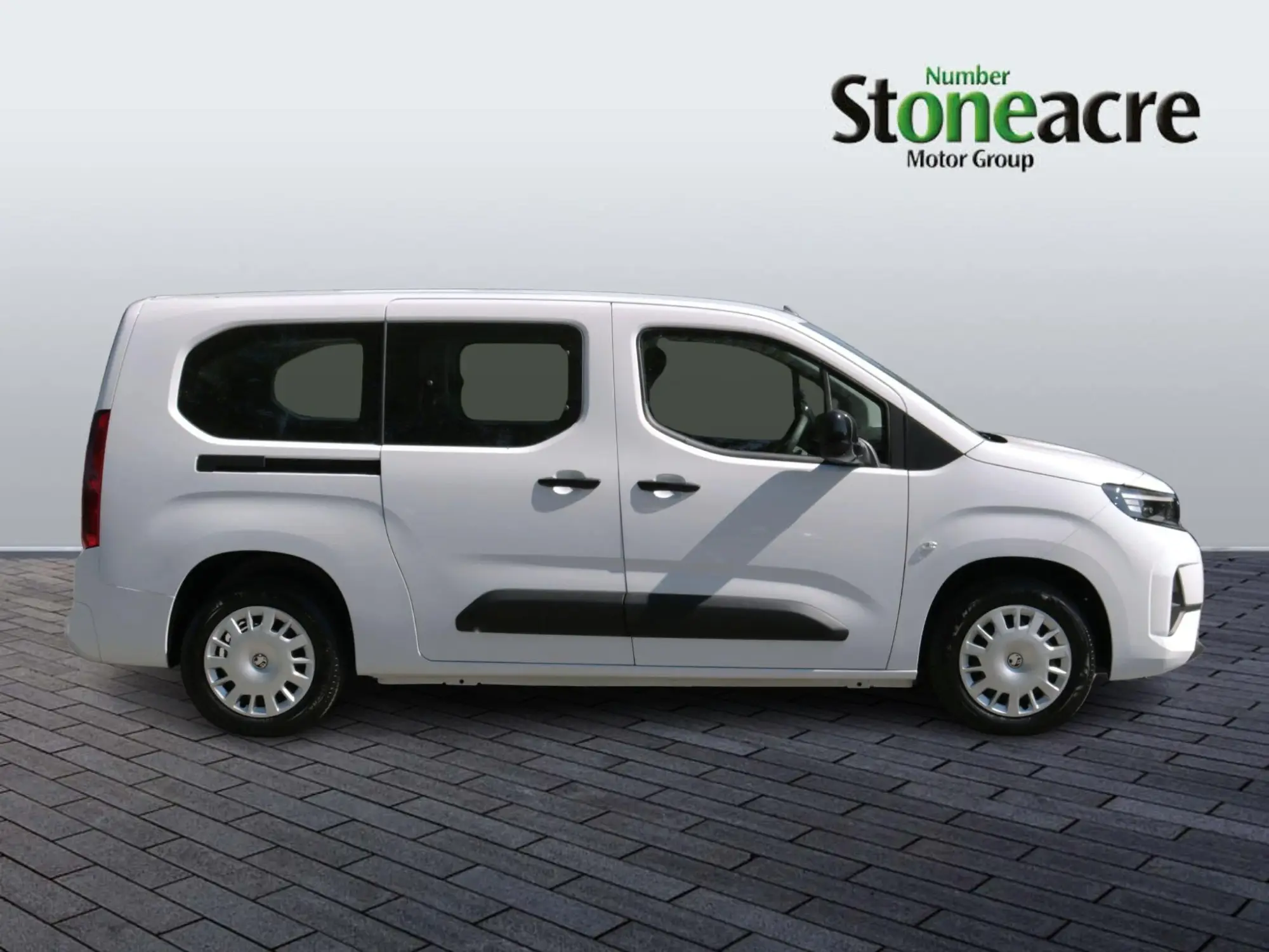 Vauxhall Combo Life Electric 52kWh Design XL MPV Auto 5dr (7.4kW Charger) DF26UTU Image 2