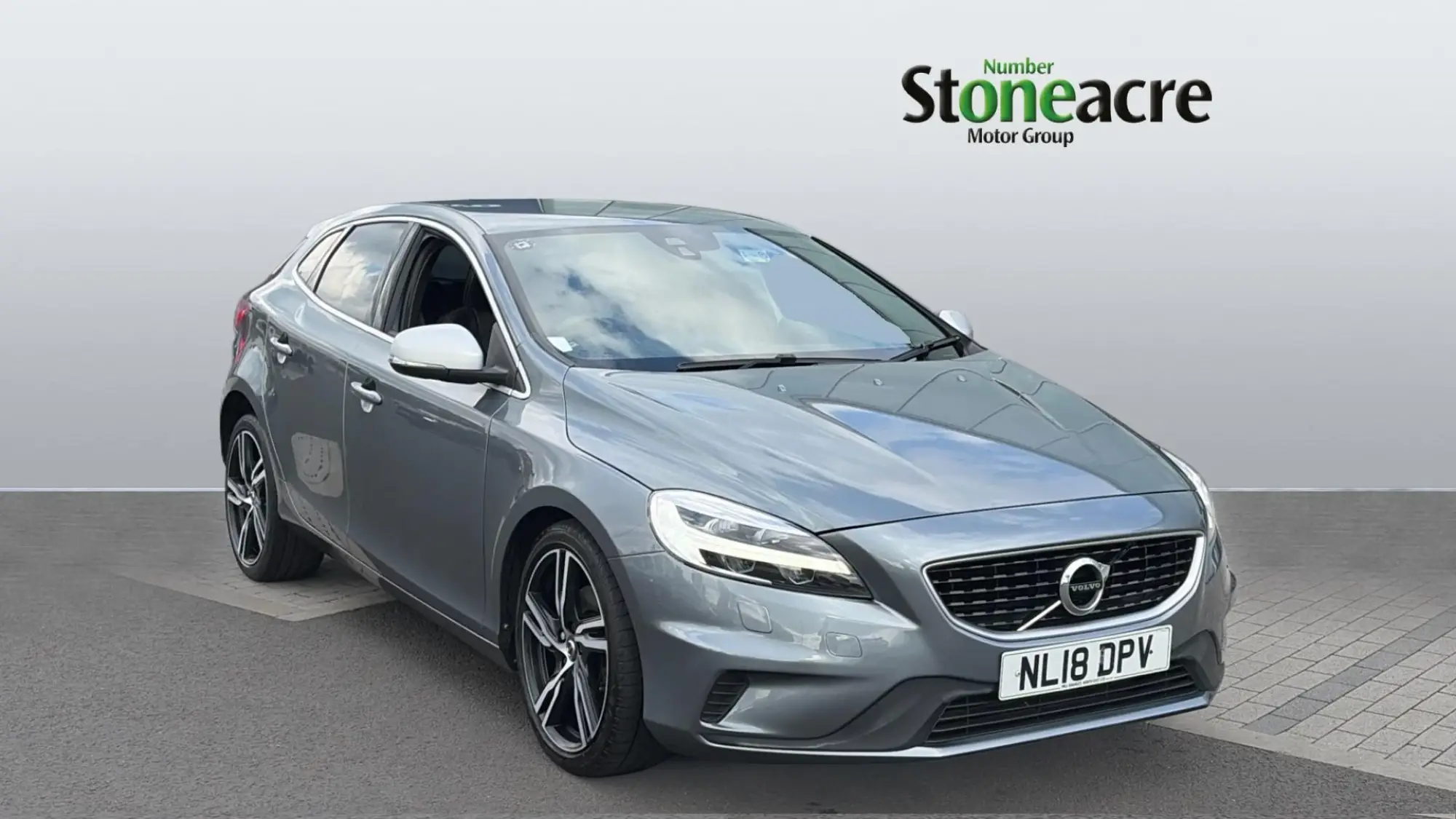 Volvo V40 2.0 T2 R-Design Pro Euro 6 (s/s) 5dr NL18DPV Image 1