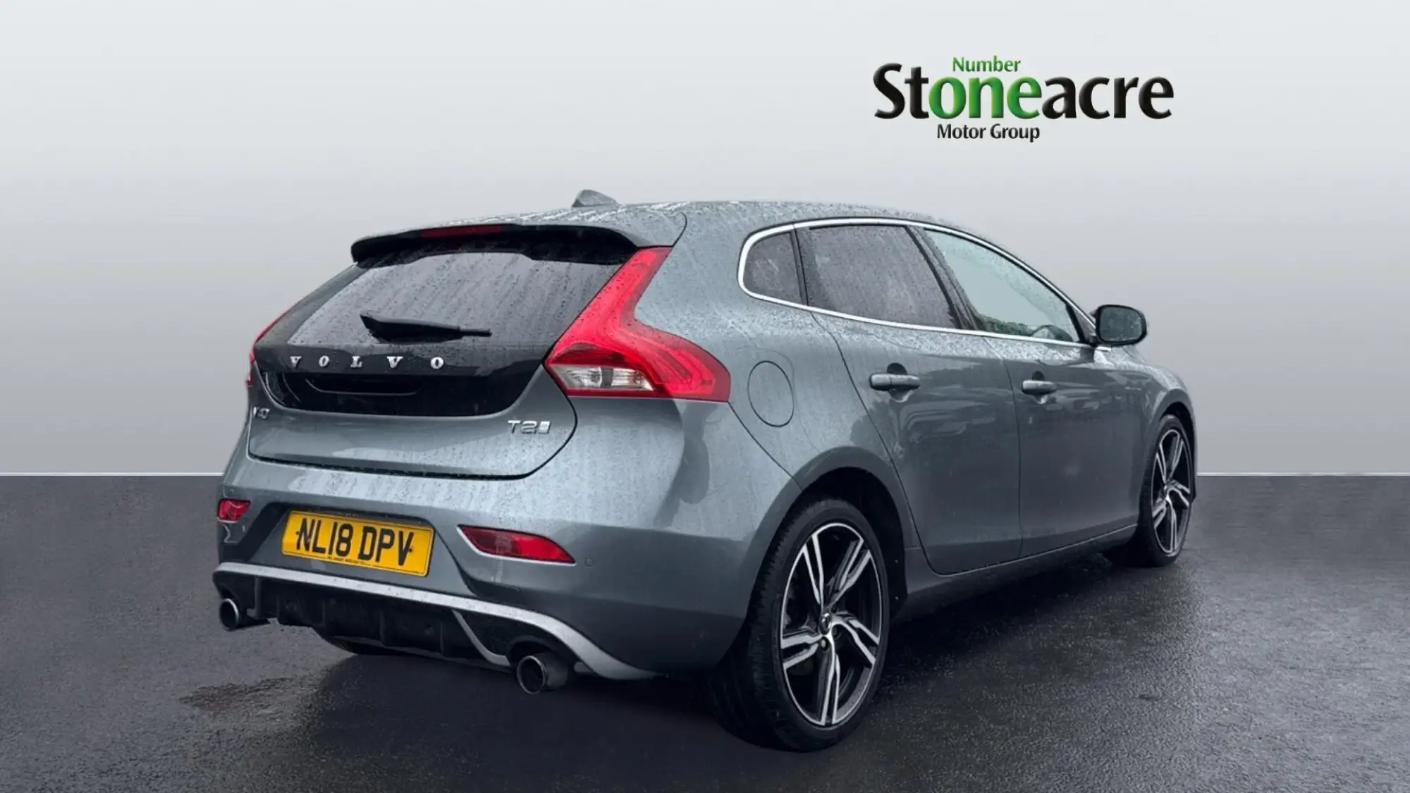 Volvo V40 2.0 T2 R-Design Pro Euro 6 (s/s) 5dr NL18DPV Image 2
