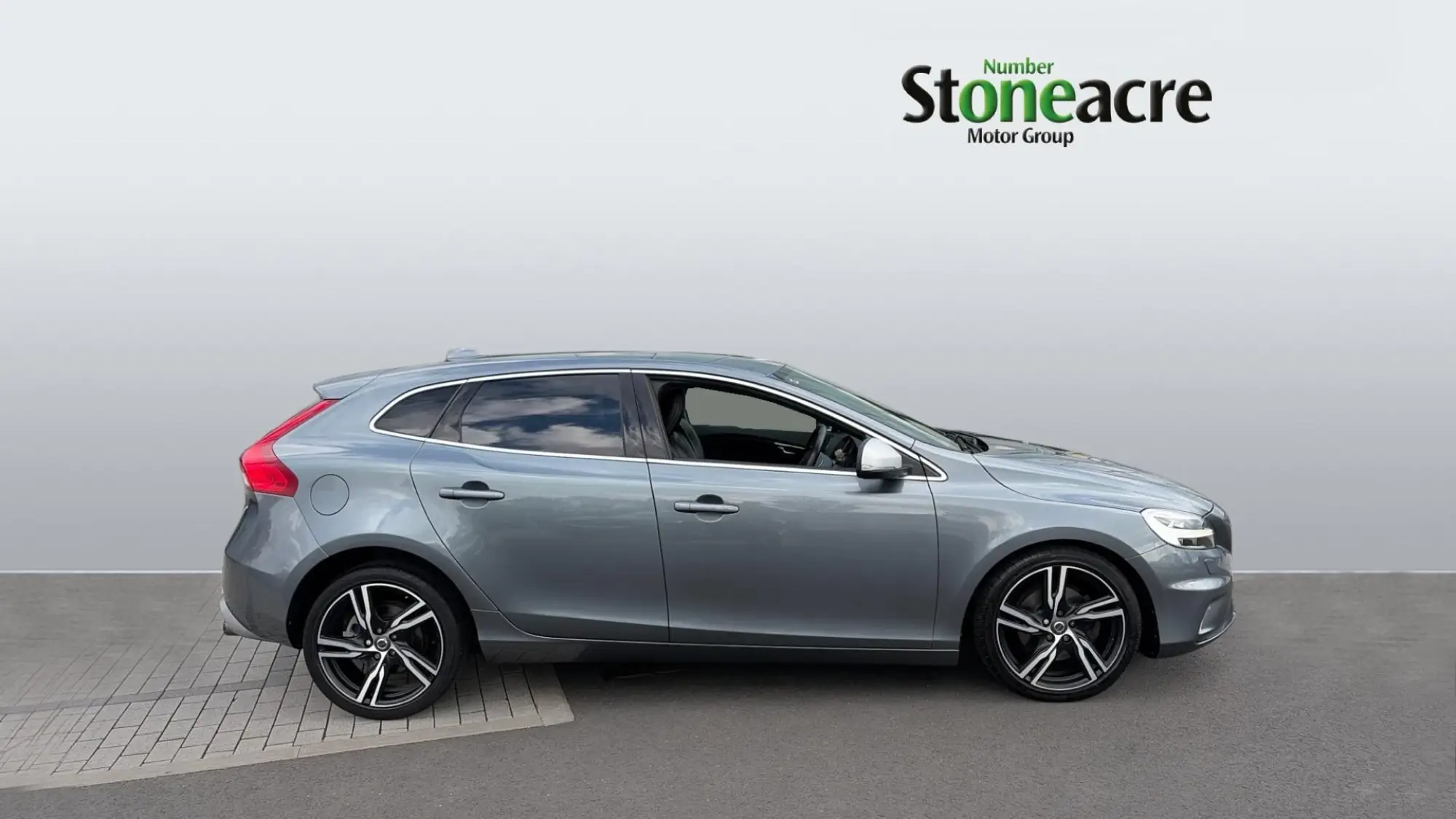 Volvo V40 2.0 T2 R-Design Pro Euro 6 (s/s) 5dr NL18DPV Image 3