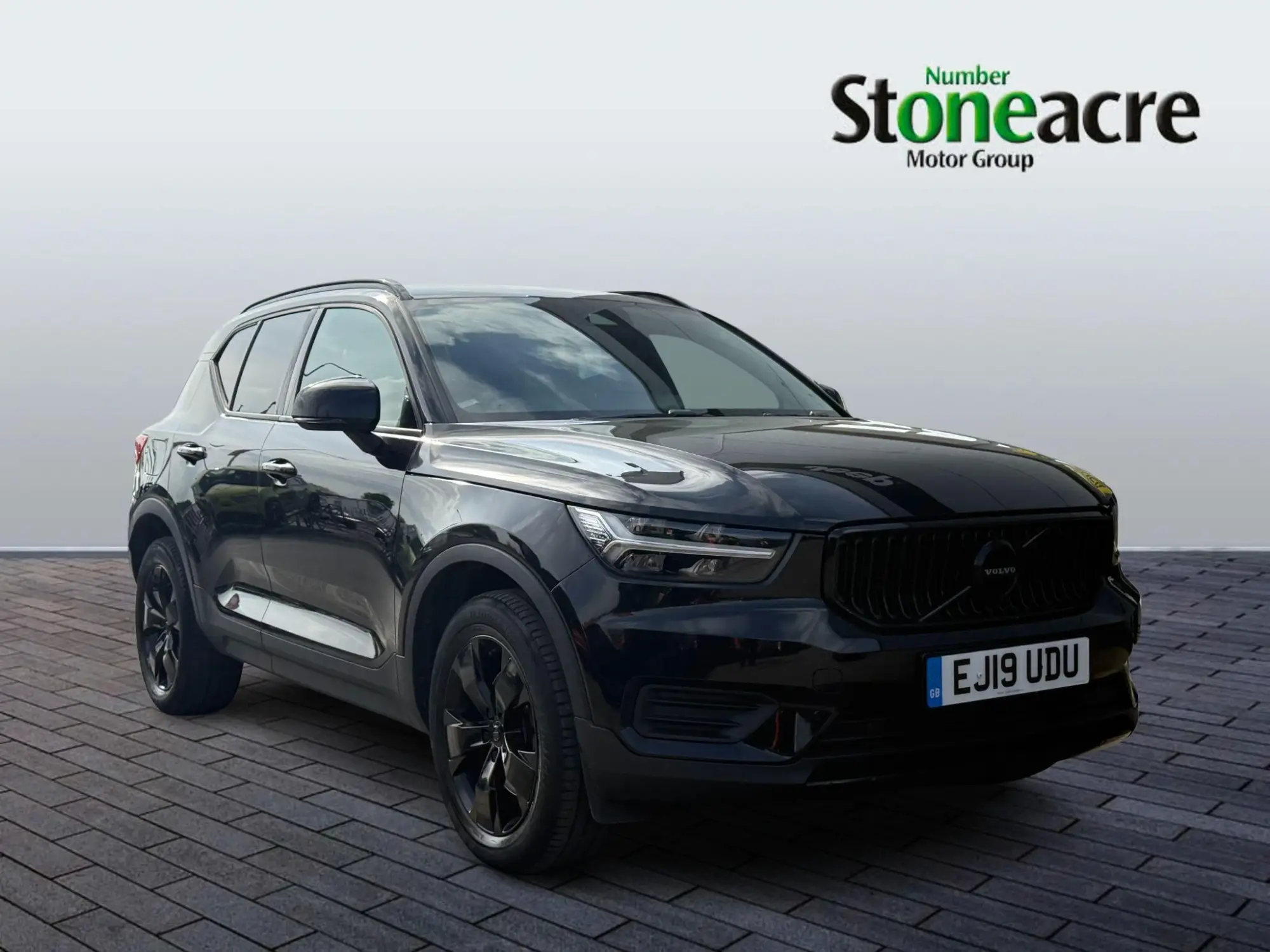 Volvo XC40 2.0 T4 Momentum 5dr AWD Geartronic EJ19UDU Image 1