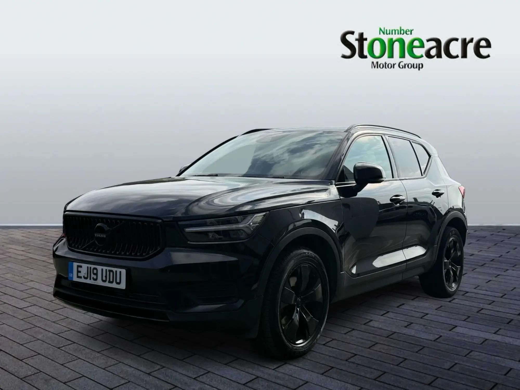 Volvo XC40 2.0 T4 Momentum 5dr AWD Geartronic EJ19UDU Image 2