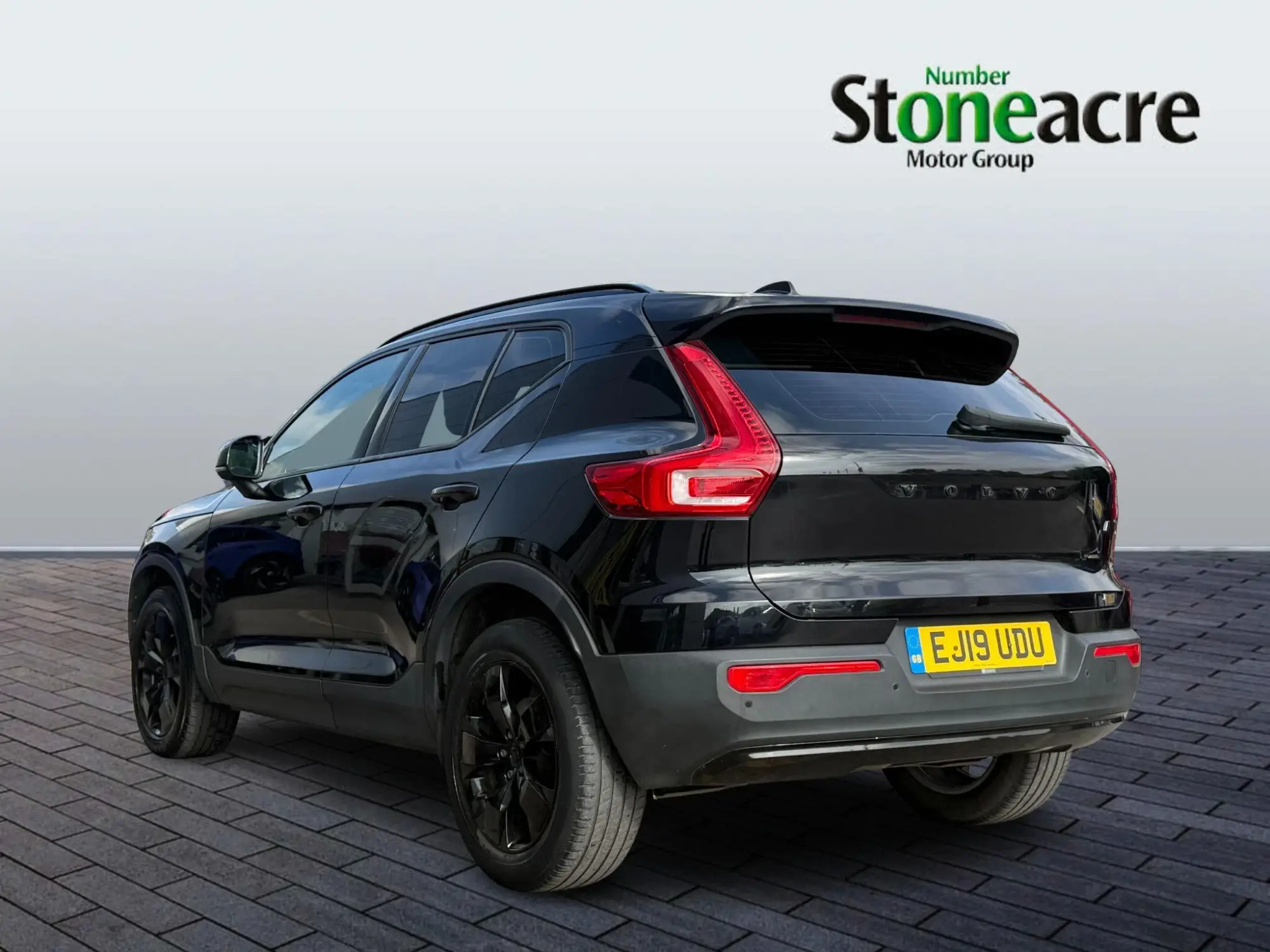 Volvo XC40 2.0 T4 Momentum 5dr AWD Geartronic EJ19UDU Image 3
