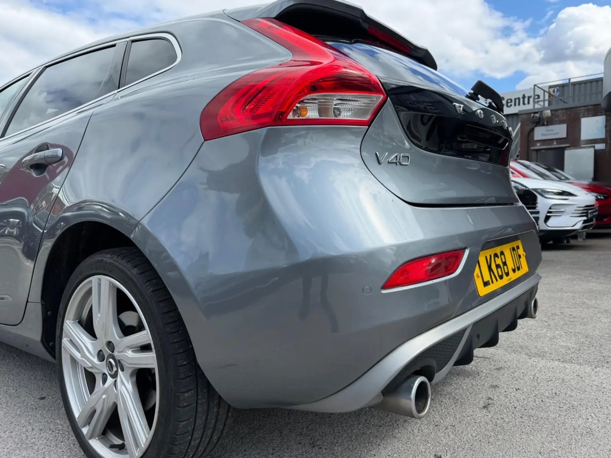 Volvo V40 1.5 T3 GPF R-Design Pro Auto Euro 6 (s/s) 5dr LK68JDF Image 3