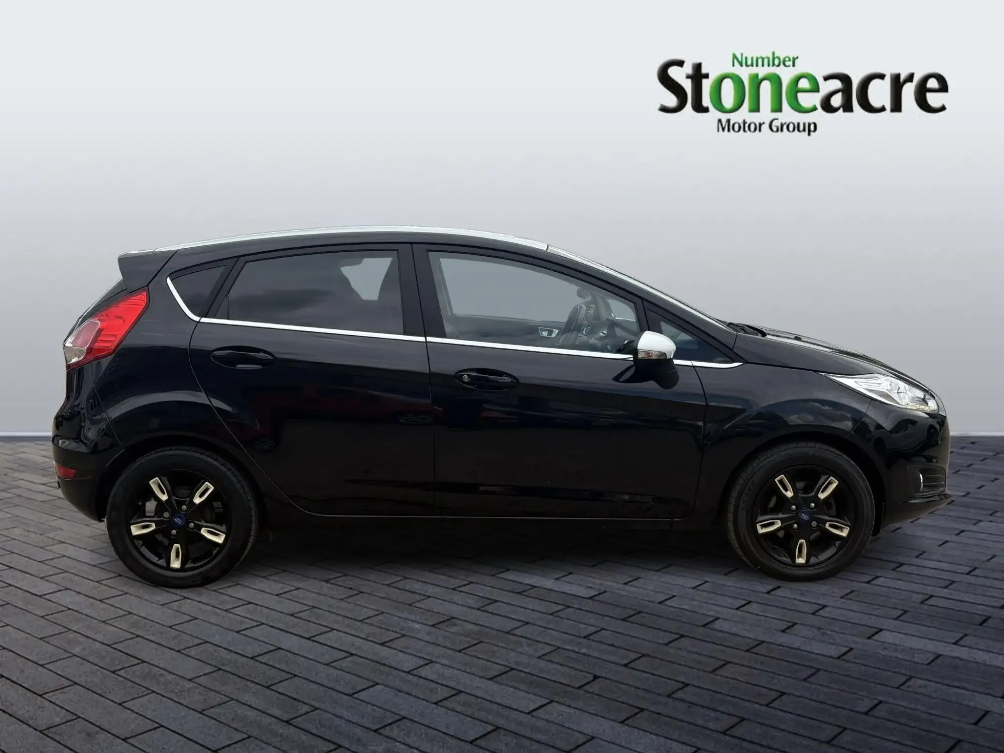 Ford Fiesta 1.0T EcoBoost Zetec Black Edition Euro 6 (s/s) 5dr YF66VSM Image 2