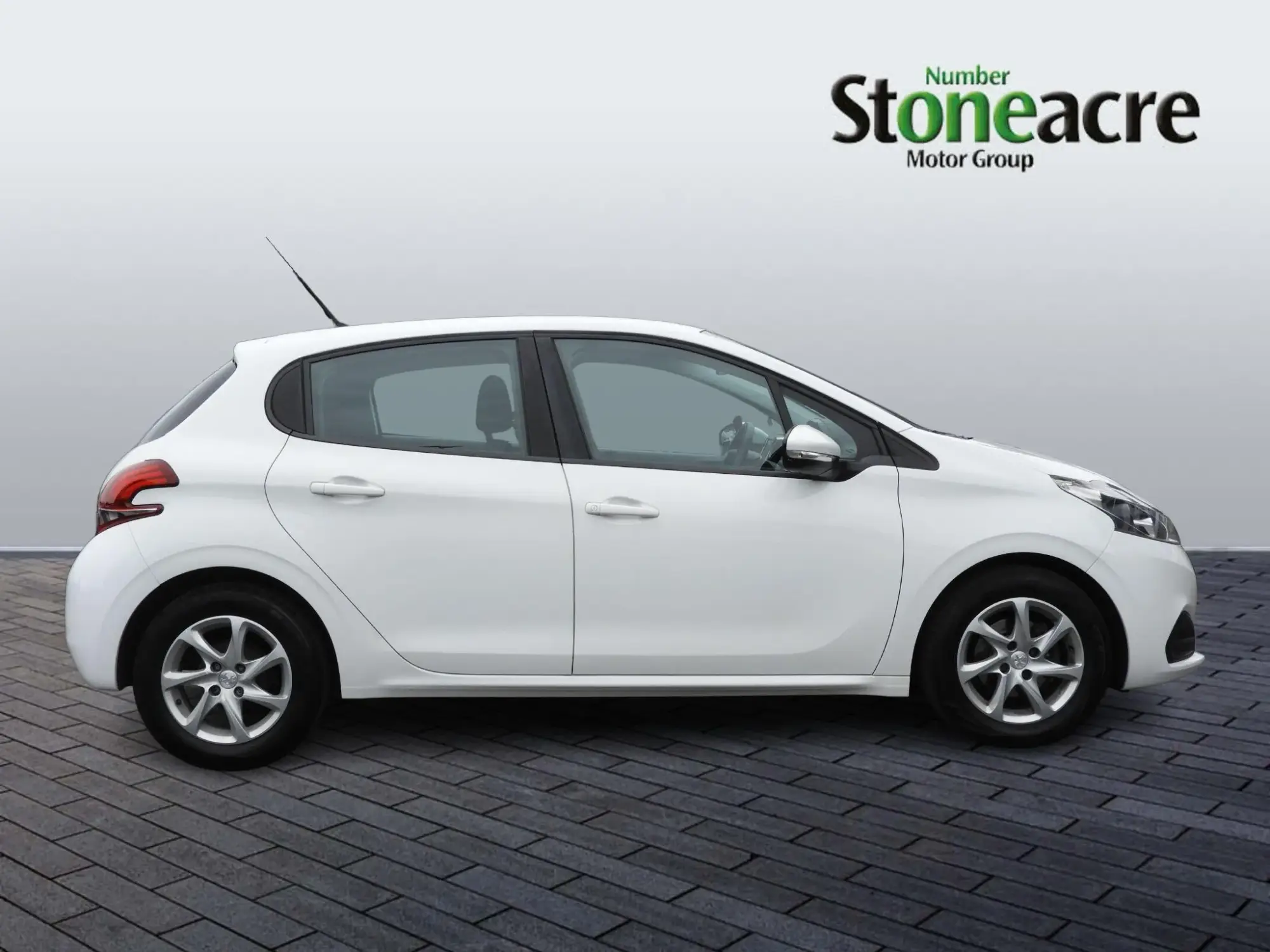 Peugeot 208 Image 2