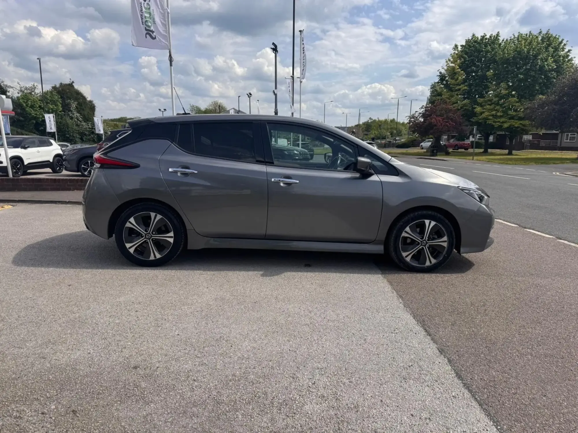Nissan LEAF 40kWh N-Connecta Auto 5dr NL70HRF Image 2
