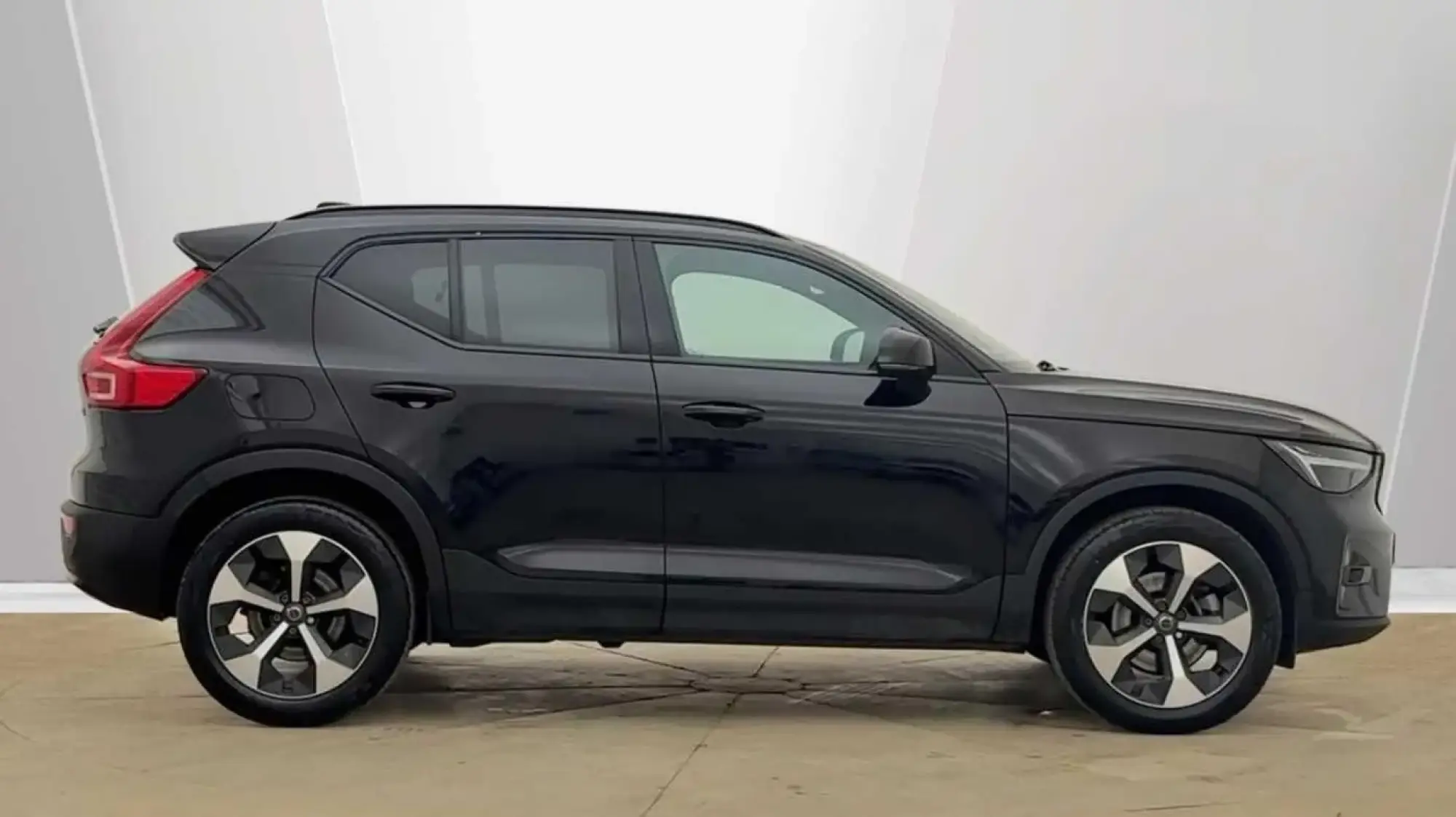 Volvo XC40 2.0 B4P Plus Dark 5dr Auto RF25FYM Image 2