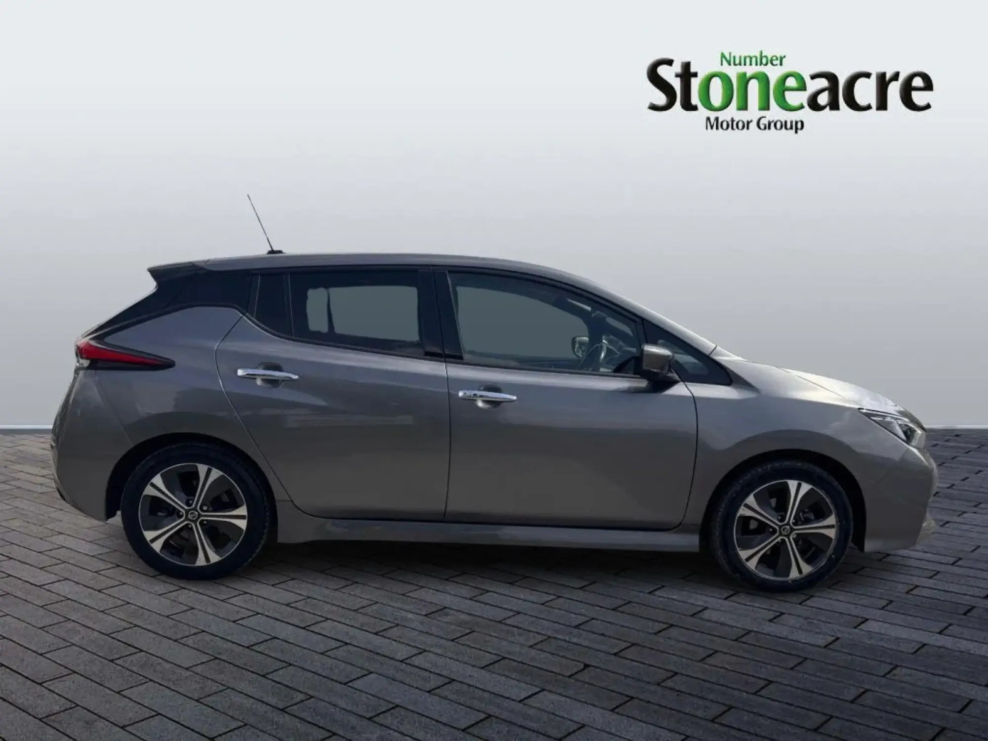 Nissan LEAF 40kWh N-Connecta Auto 5dr NL70HRF Image 2