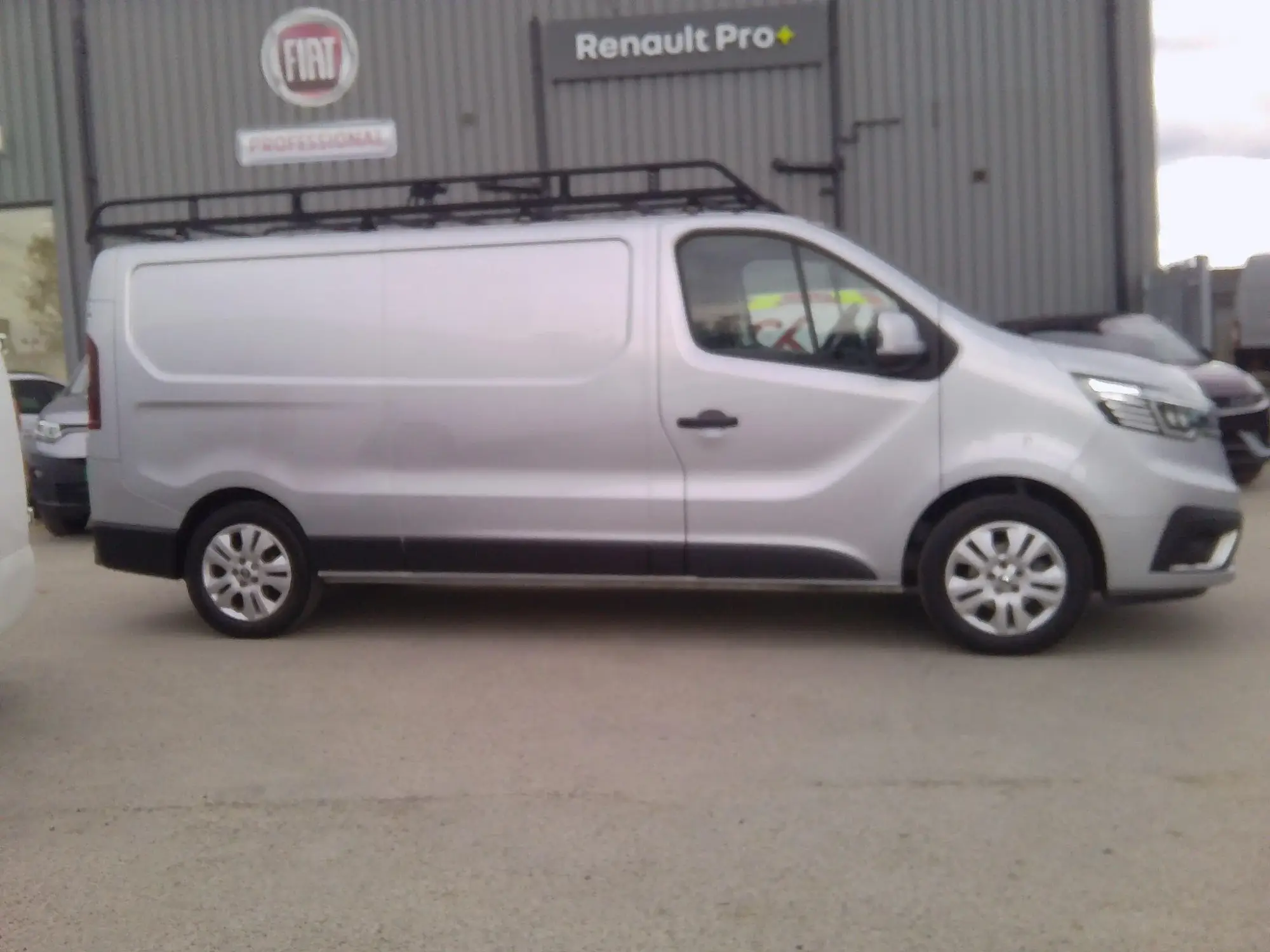 Renault Trafic 2.0 dCi Blue LL30 Sport L2 H1 Euro 6 (s/s) 5dr GP23AYF Image 2