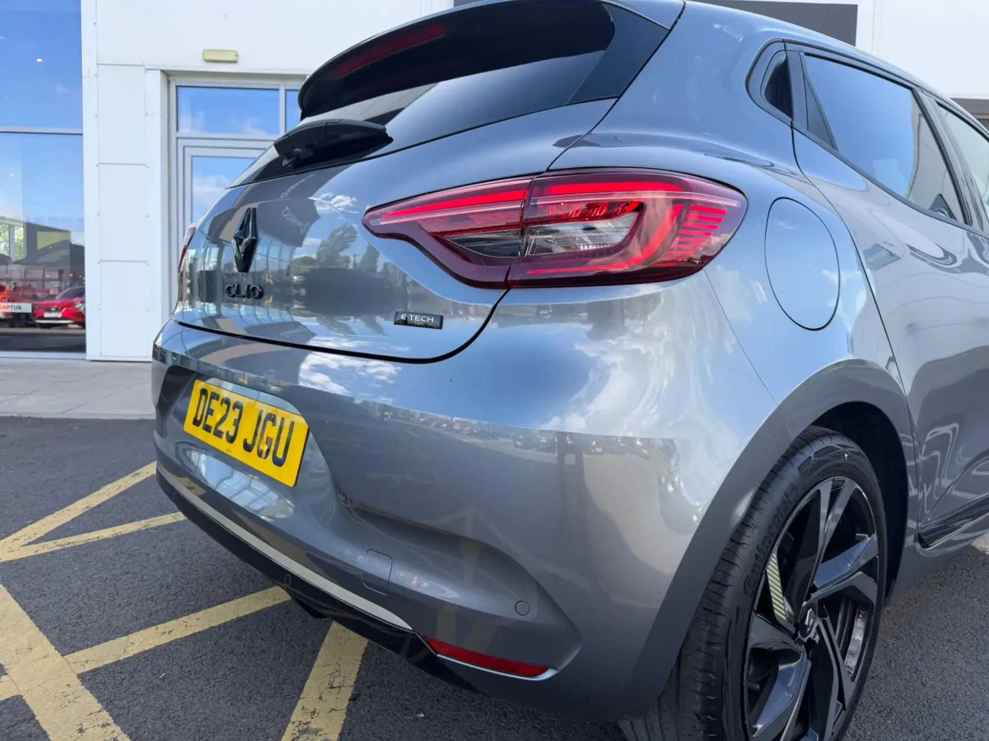 Renault Clio E-Tech 1.6 E-TECH full hybrid 145 Engineered 5dr Auto DE23JGU Image 2
