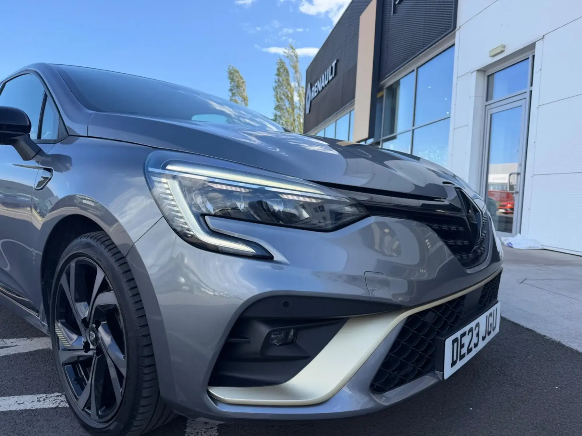 Renault Clio E-Tech 1.6 E-TECH full hybrid 145 Engineered 5dr Auto DE23JGU Image 1