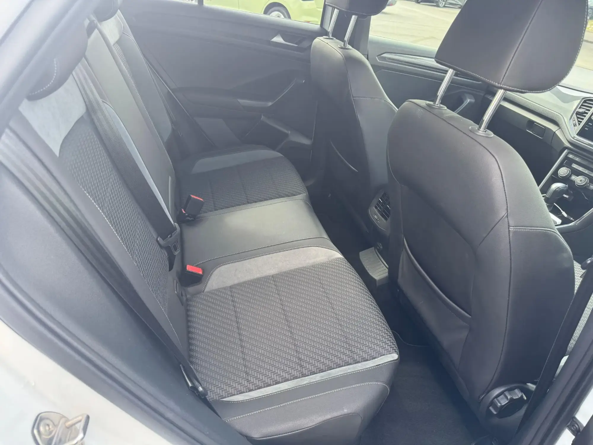 Volkswagen T-Roc Image 11