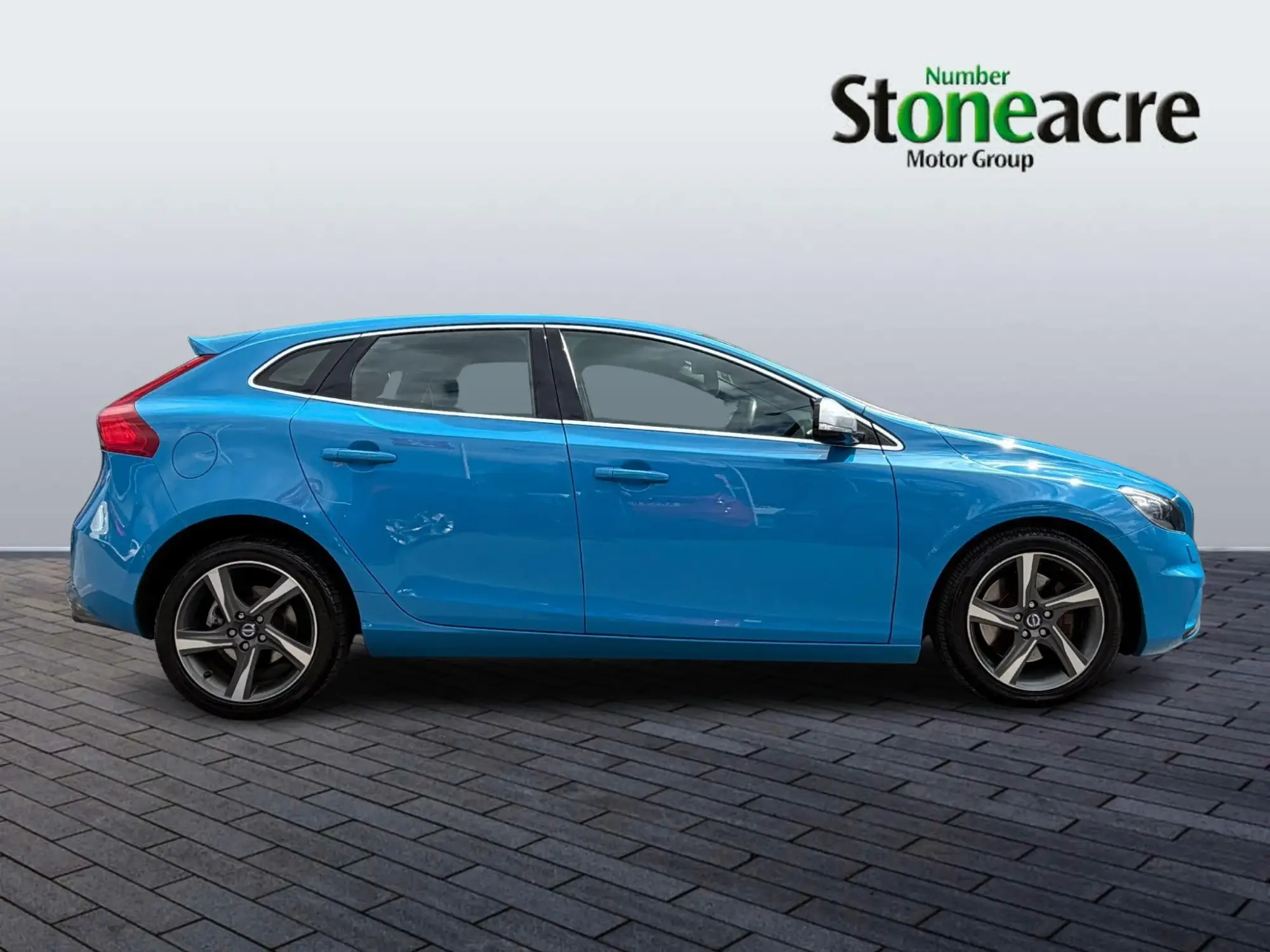 Volvo V40 D3 R DESIGN Lux 5dr YT63YUN Image 2