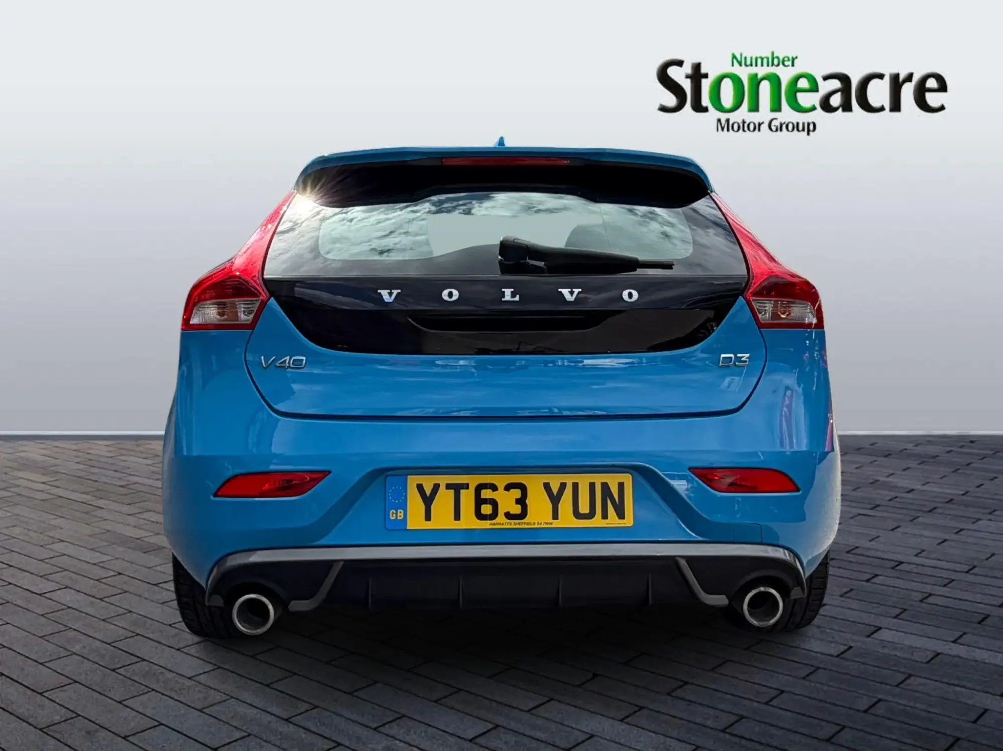 Volvo V40 D3 R DESIGN Lux 5dr YT63YUN Image 3