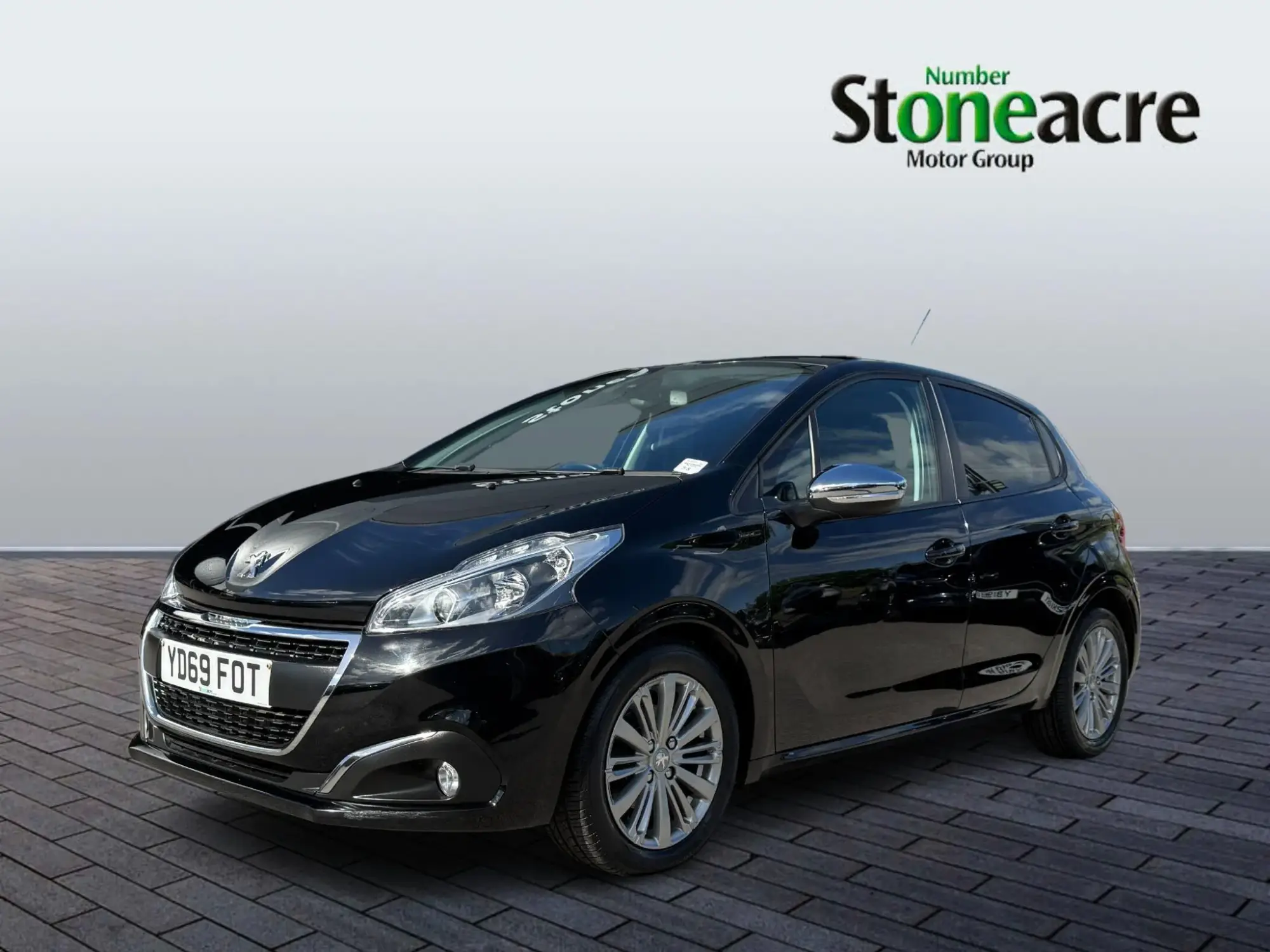 Peugeot 208 1.2 PureTech Signature Hatchback 5dr Petrol Manual Euro 6 (s/s) (82 ps) YD69FOT Image 3