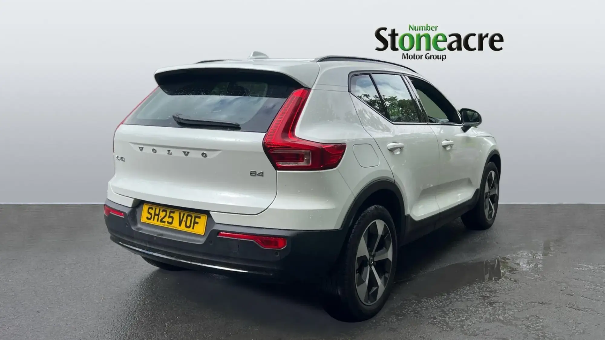 Volvo XC40 2.0 B4P Plus Dark 5dr Auto SH25VOF Image 2