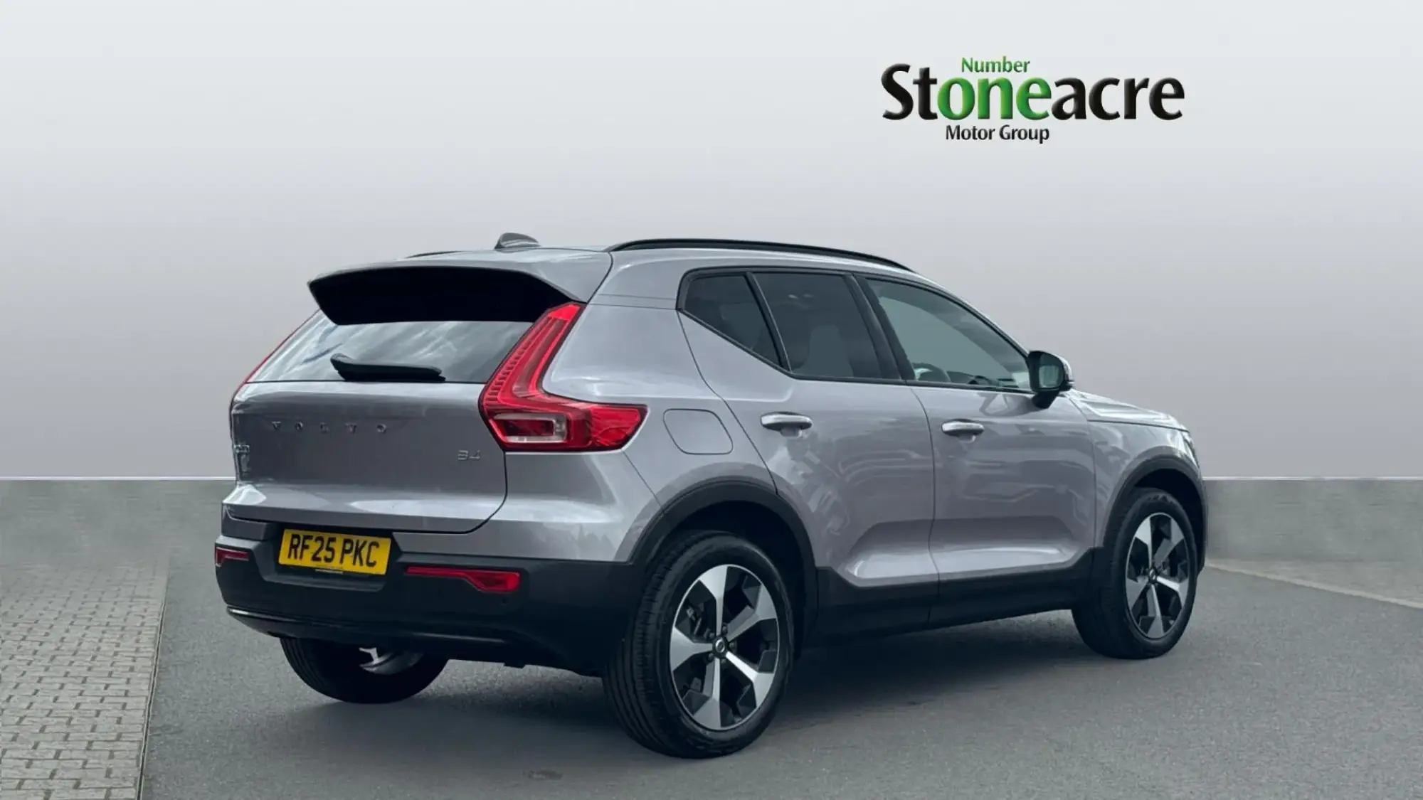 Volvo XC40 2.0 B4P Plus Dark 5dr Auto RF25PKC Image 2