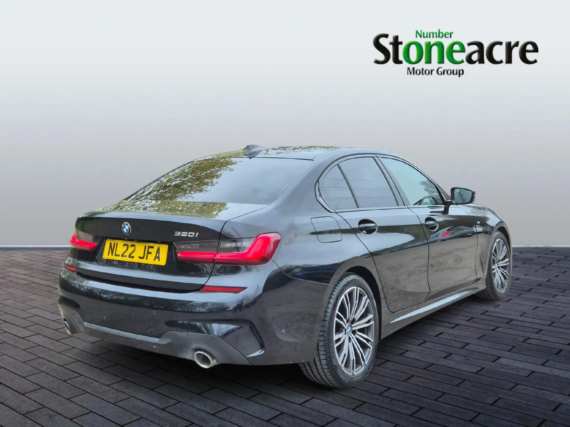 BMW 3 Series 2.0 320i M Sport Auto Euro 6 (s/s) 4dr NL22JFA Image 3