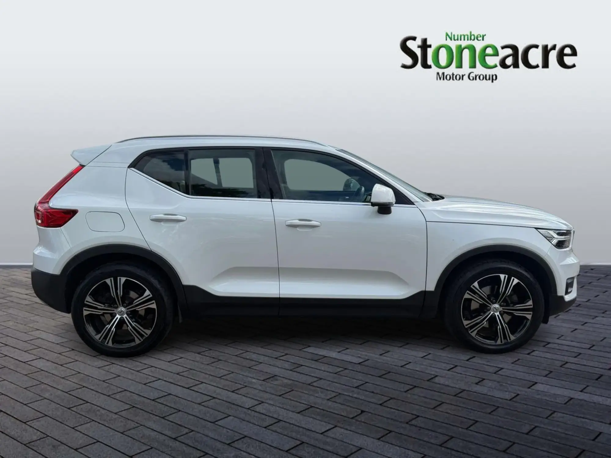 Volvo XC40 2.0 B4P Inscription Pro 5dr Auto YP70FSX Image 2