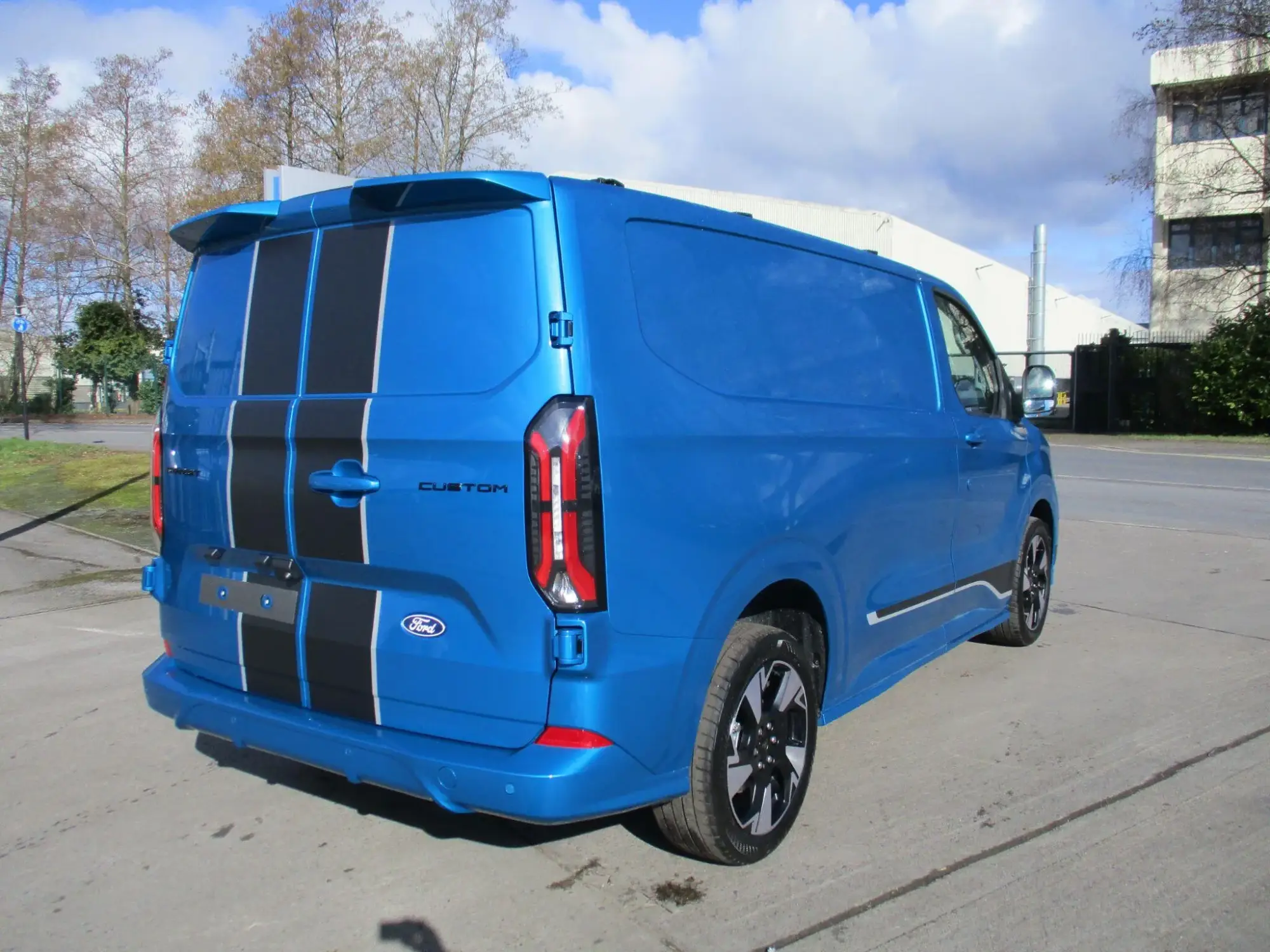 Ford Transit Custom 2.5 320 Duratec 11.8kWh Sport Auto L1 H1 Euro 6 5dr Image 3