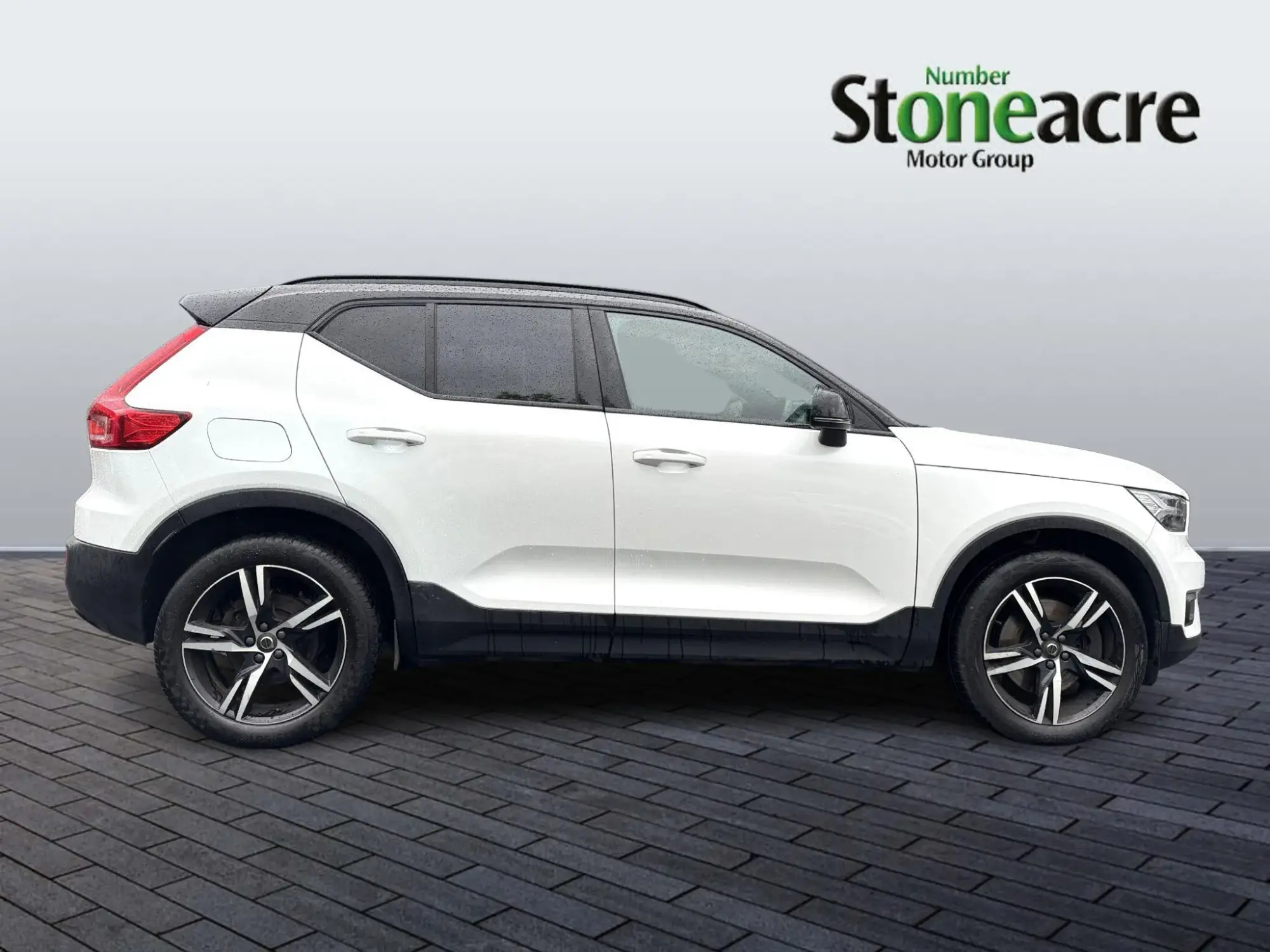 Volvo XC40 Recharge 1.5h T4 Recharge 10.7kWh R-Design Auto Euro 6 (s/s) 5dr NX21LXL Image 2