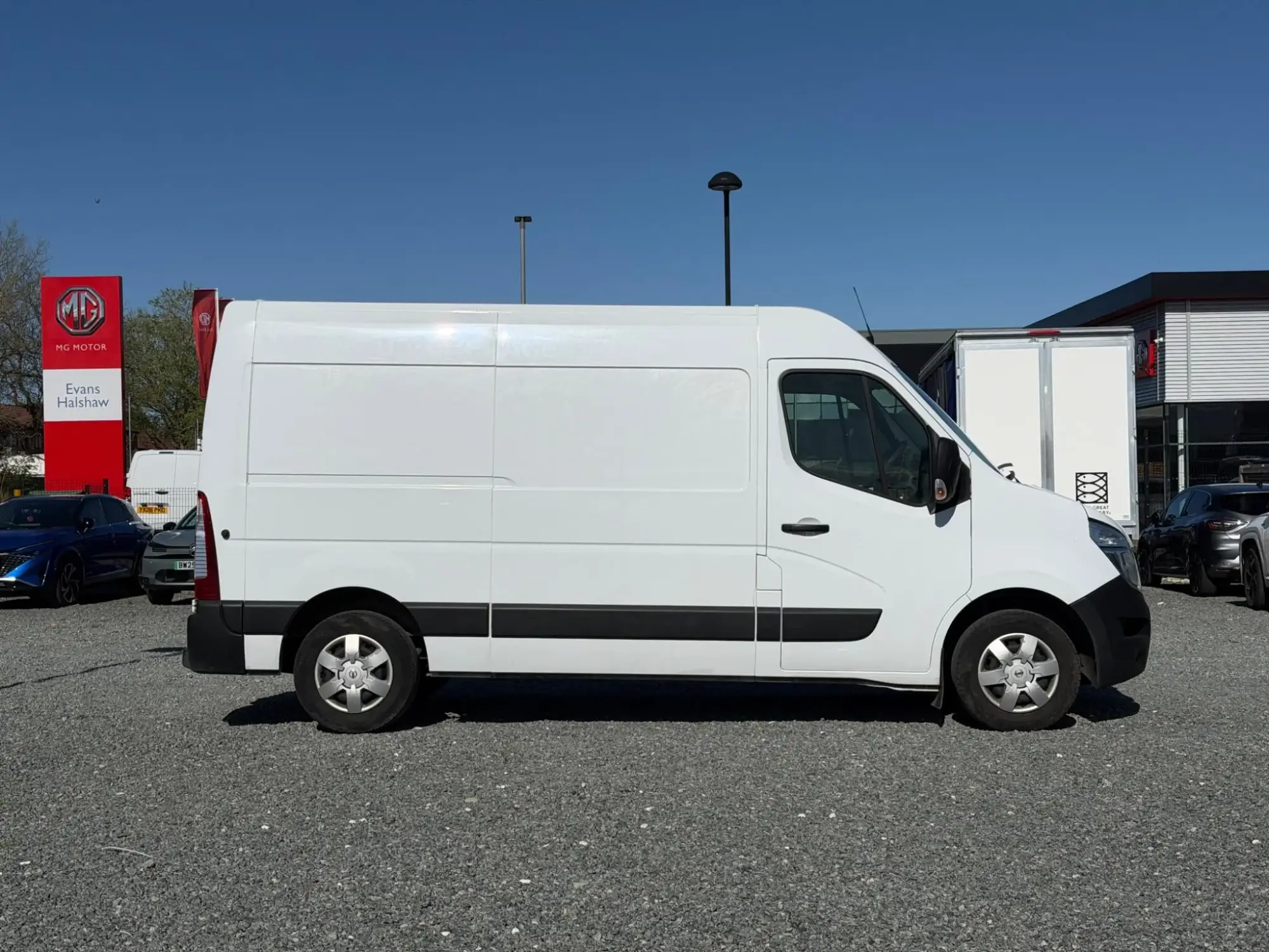 Nissan Interstar 2.3 dCi 35 Tekna FWD L2 H2 Euro 6 4dr FT73SYX Image 2