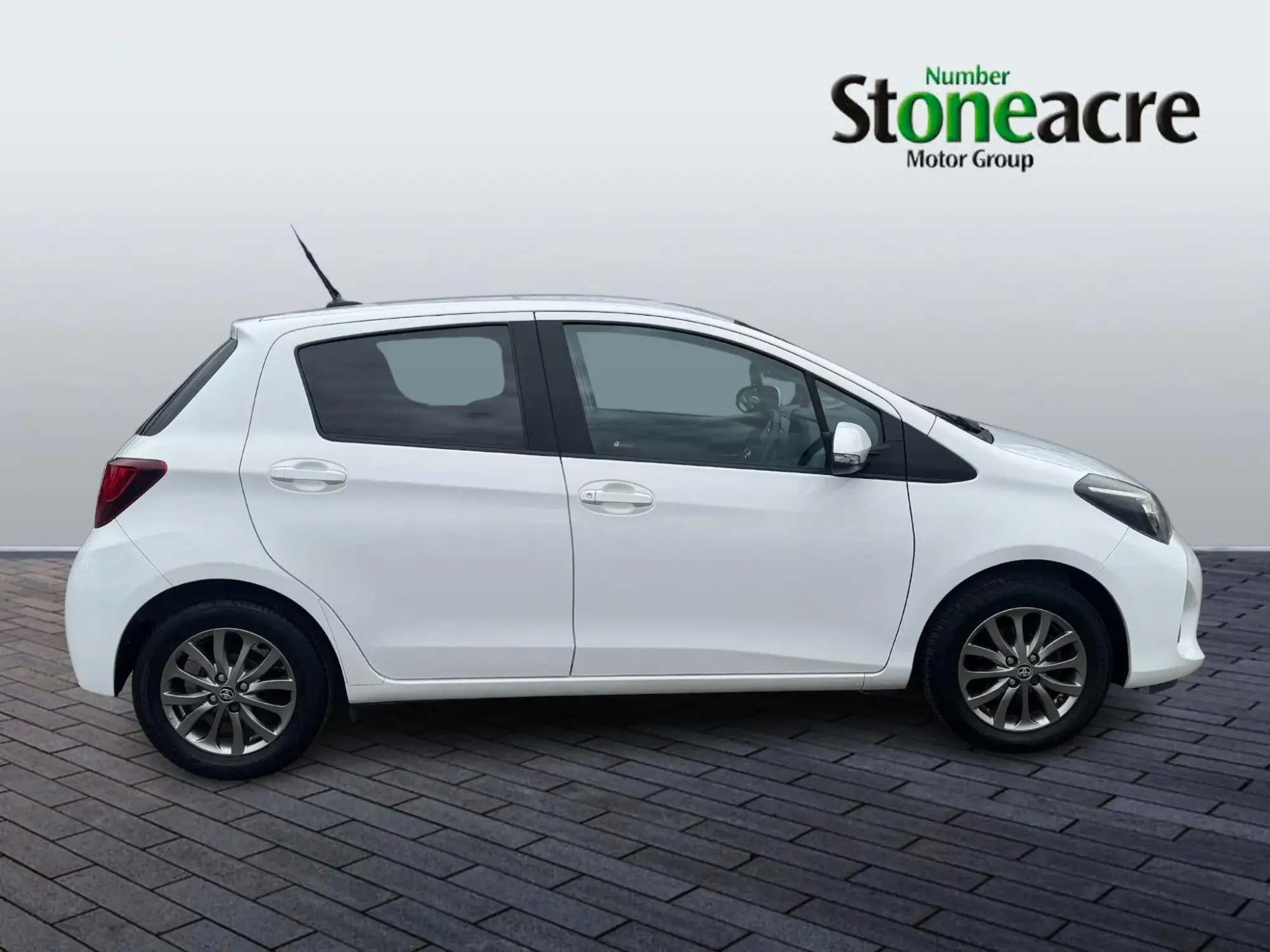 Toyota Yaris 1.33 Dual VVT-i Icon Hatchback 5dr Petrol Manual Euro 6 (99 ps) SL16WHK Image 2