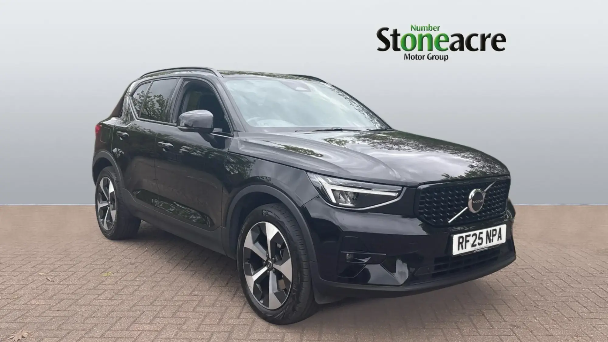 Volvo XC40 2.0 B4P Plus Dark 5dr Auto RF25NPA Image 1