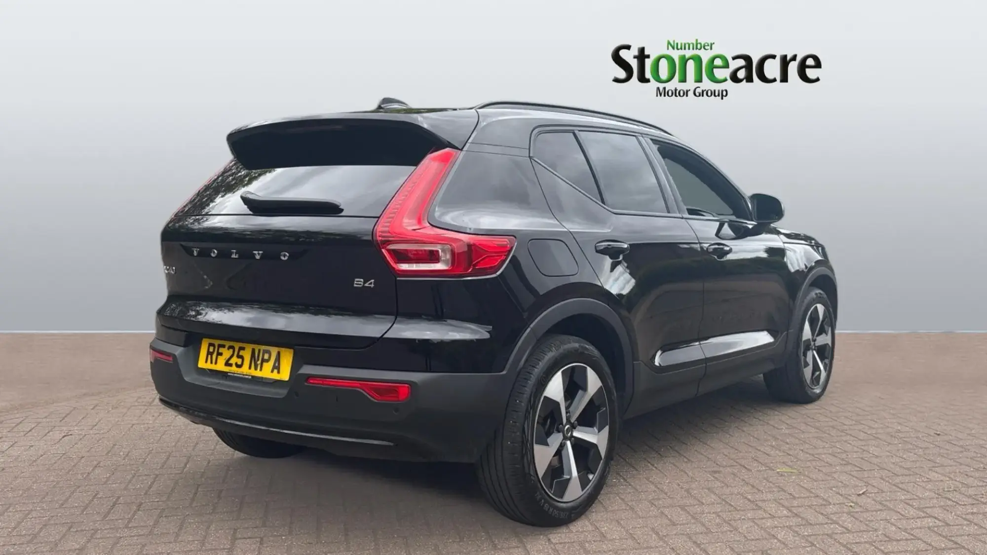 Volvo XC40 2.0 B4P Plus Dark 5dr Auto RF25NPA Image 2
