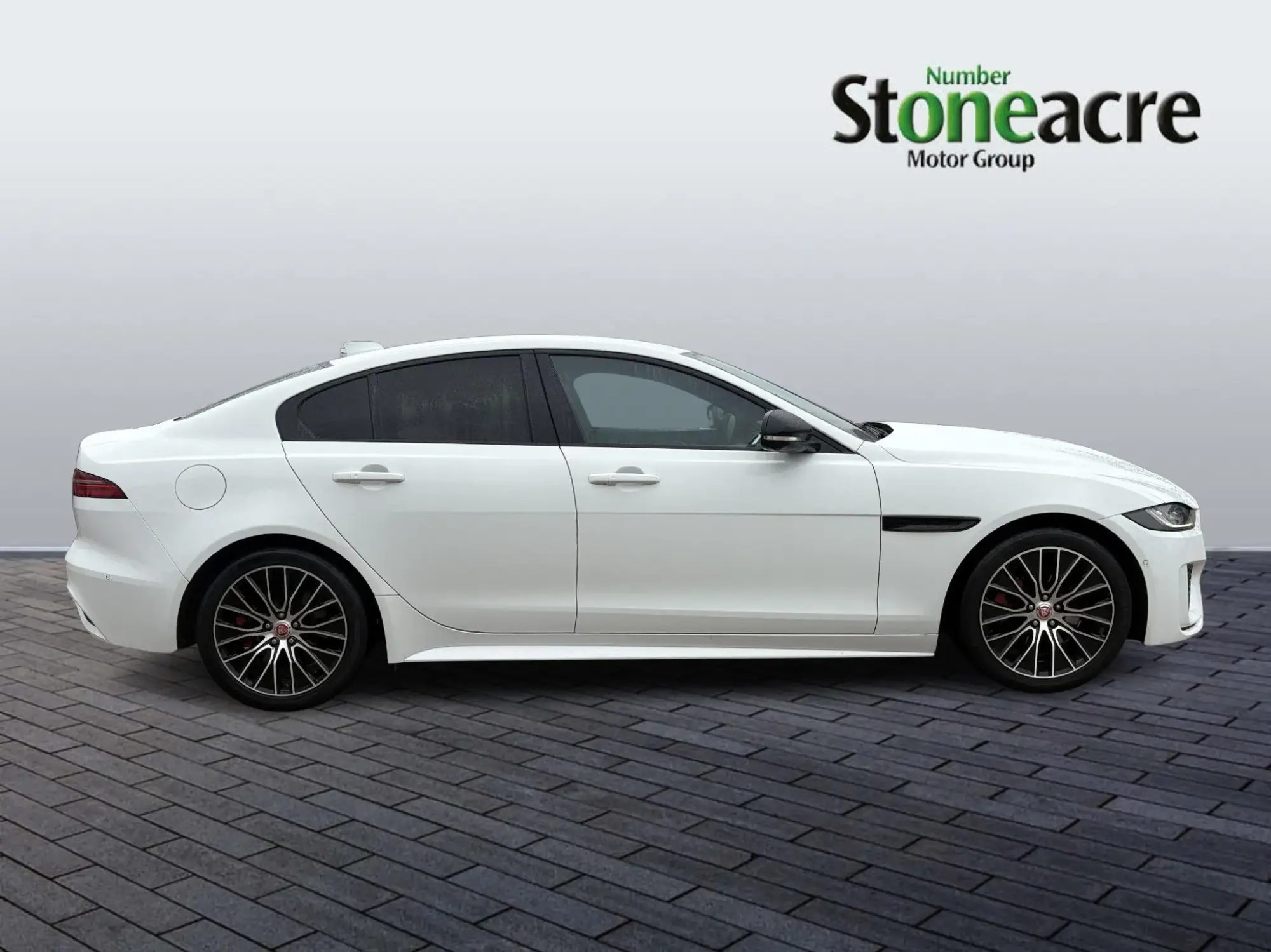 Jaguar XE 2.0 D200 MHEV R-Dynamic SE Auto Euro 6 (s/s) 4dr FV21GPK Image 2