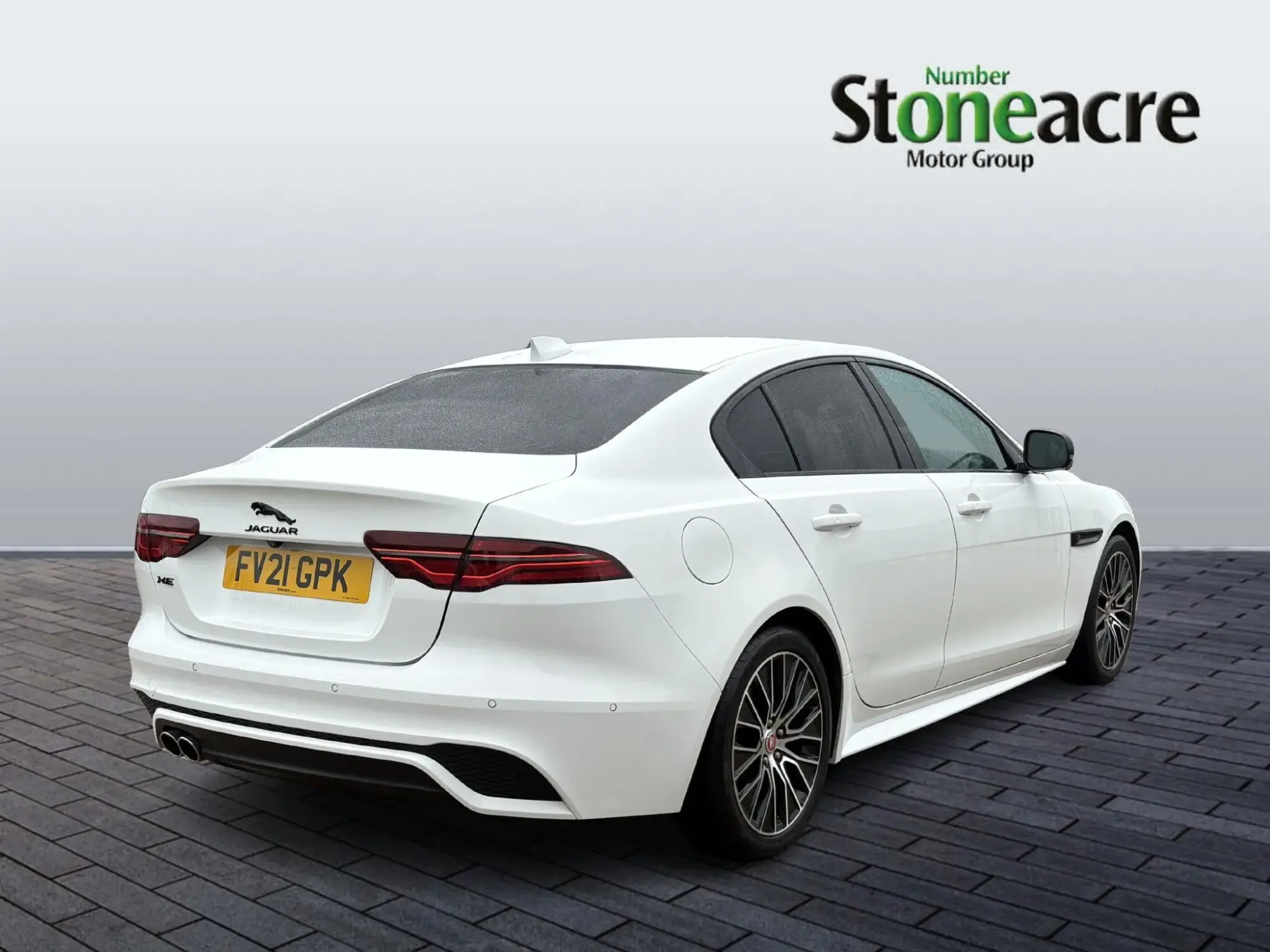 Jaguar XE 2.0 D200 MHEV R-Dynamic SE Auto Euro 6 (s/s) 4dr FV21GPK Image 3