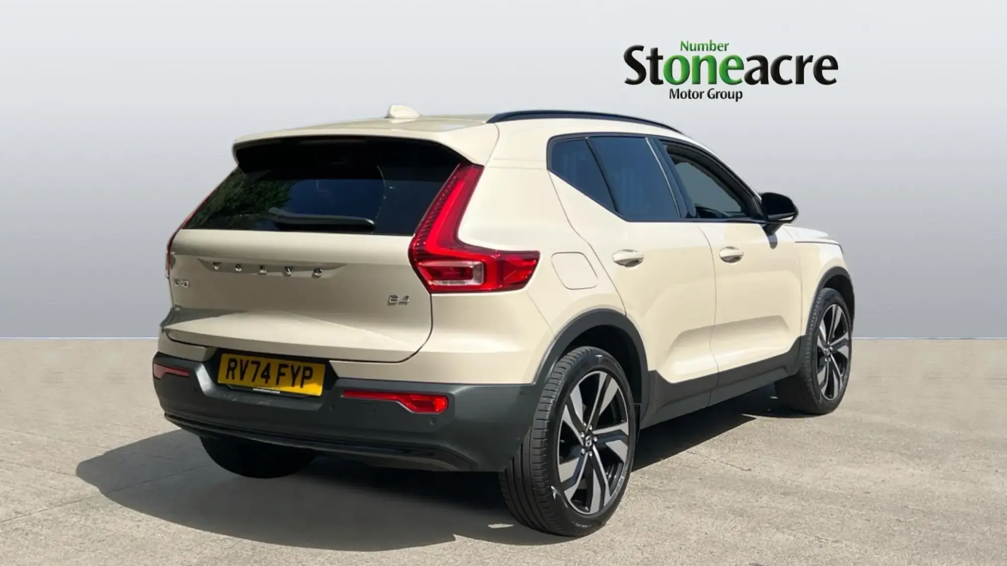 Volvo XC40 2.0 B4 MHEV Ultra Dark DCT Auto Euro 6 (s/s) 5dr RV74FYP Image 2