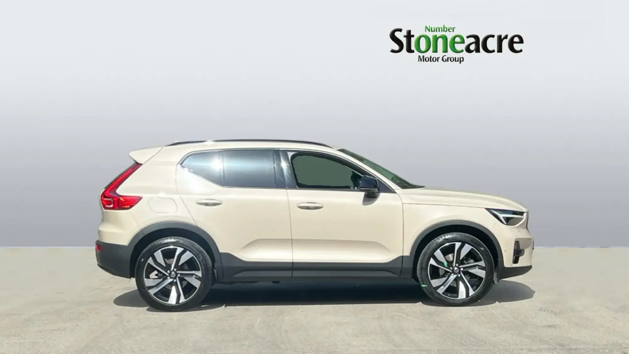 Volvo XC40 2.0 B4 MHEV Ultra Dark DCT Auto Euro 6 (s/s) 5dr RV74FYP Image 3