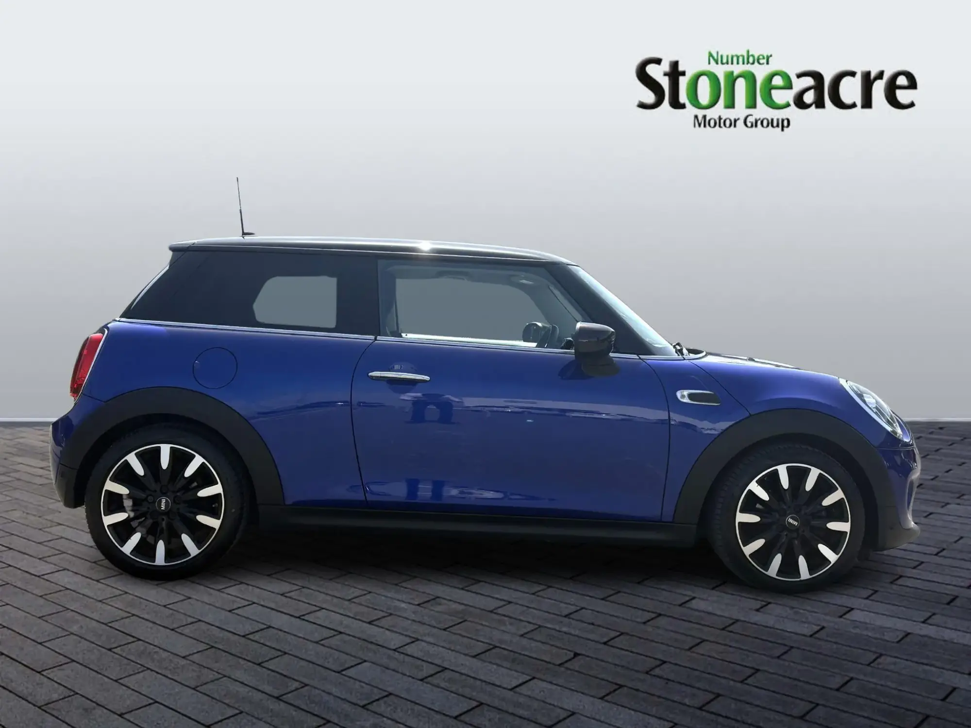 MINI Hatch 3-Door Hatch Cooper Exclusive YE70UKV Image 2