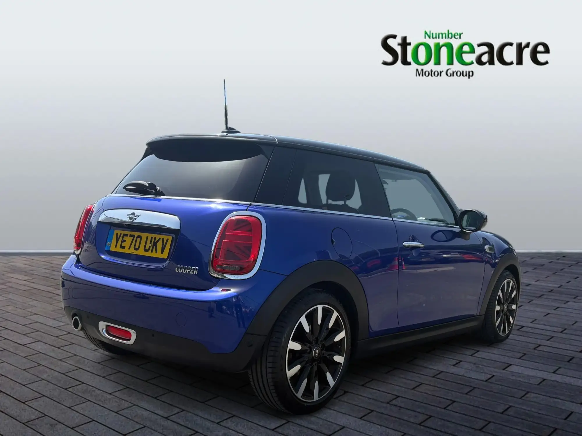 MINI Hatch 3-Door Hatch Cooper Exclusive YE70UKV Image 3