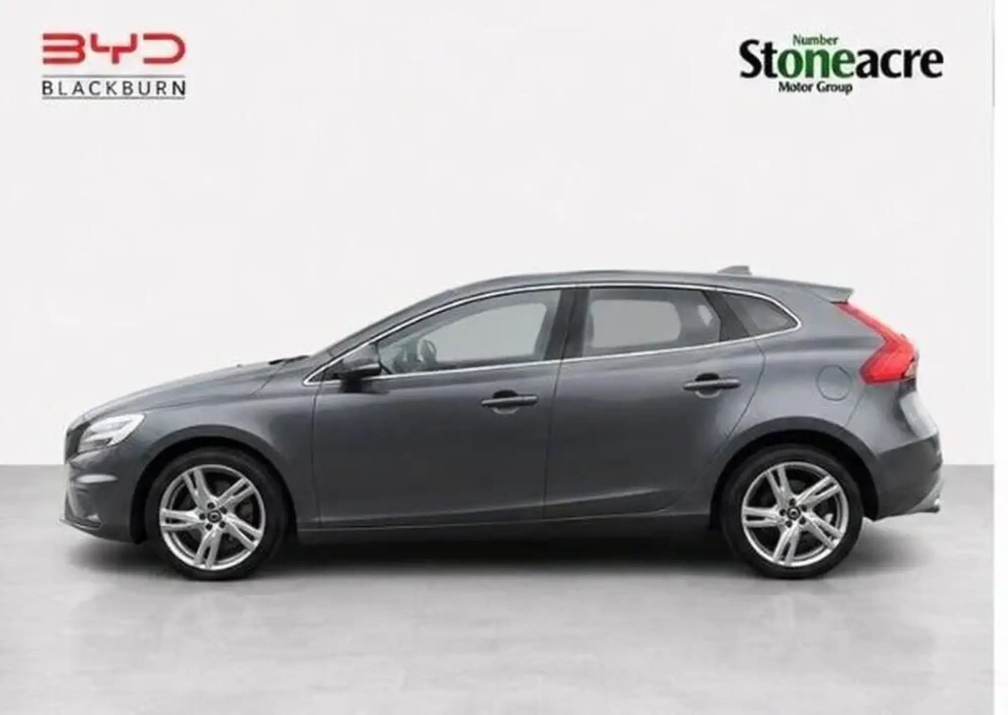 Volvo V40 1.5 T3 GPF R-Design Pro Auto Euro 6 (s/s) 5dr LK68JDF Image 3