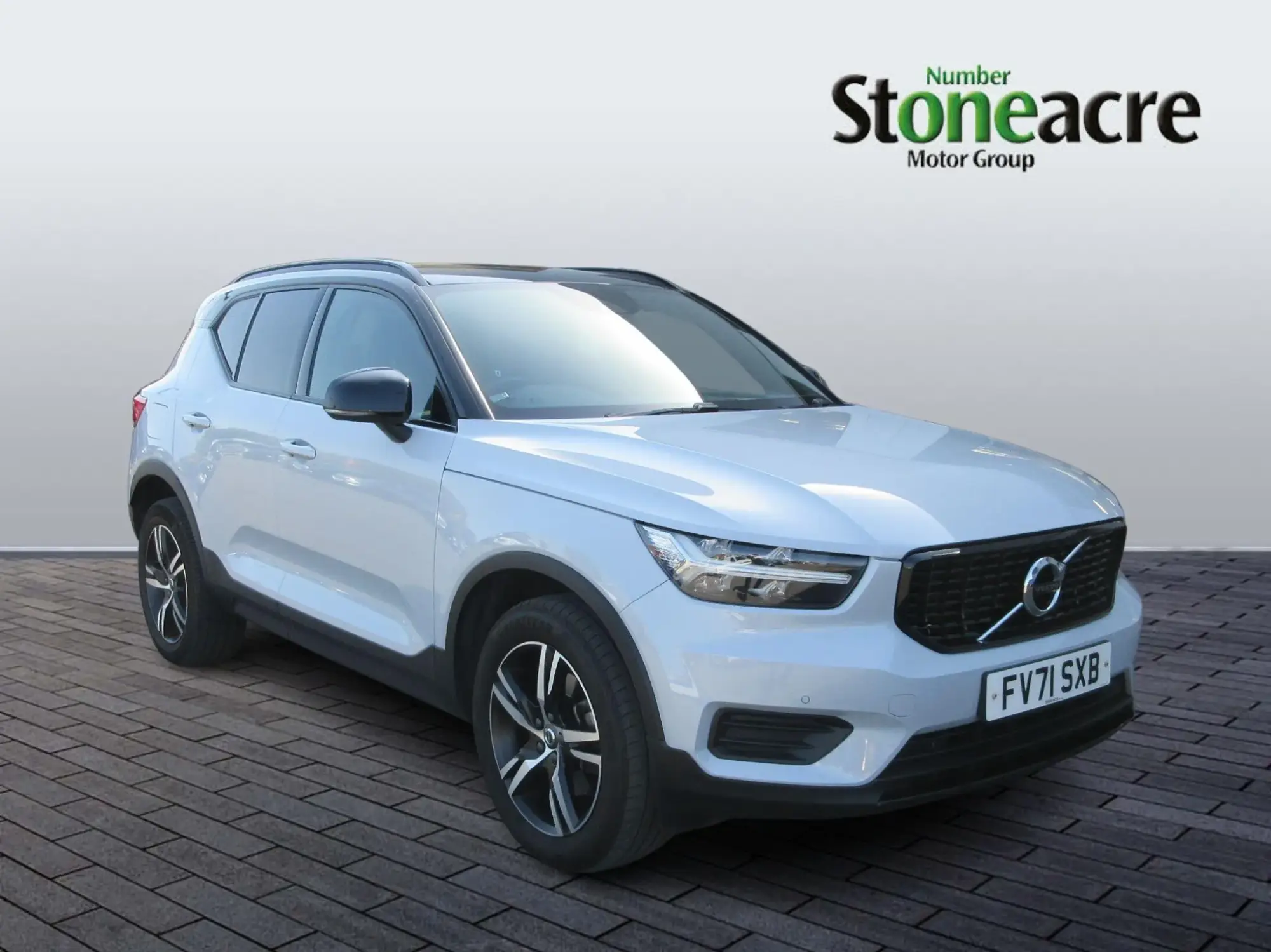 Volvo XC40 2.0 B4 MHEV R-Design DCT Auto Euro 6 (s/s) 5dr FV71SXB Image 1